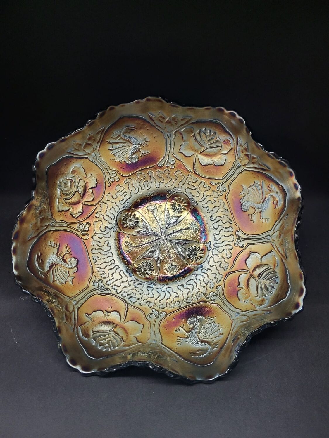 Prachtige schaal in iriserend glas met decor van dragon en lotus fenton