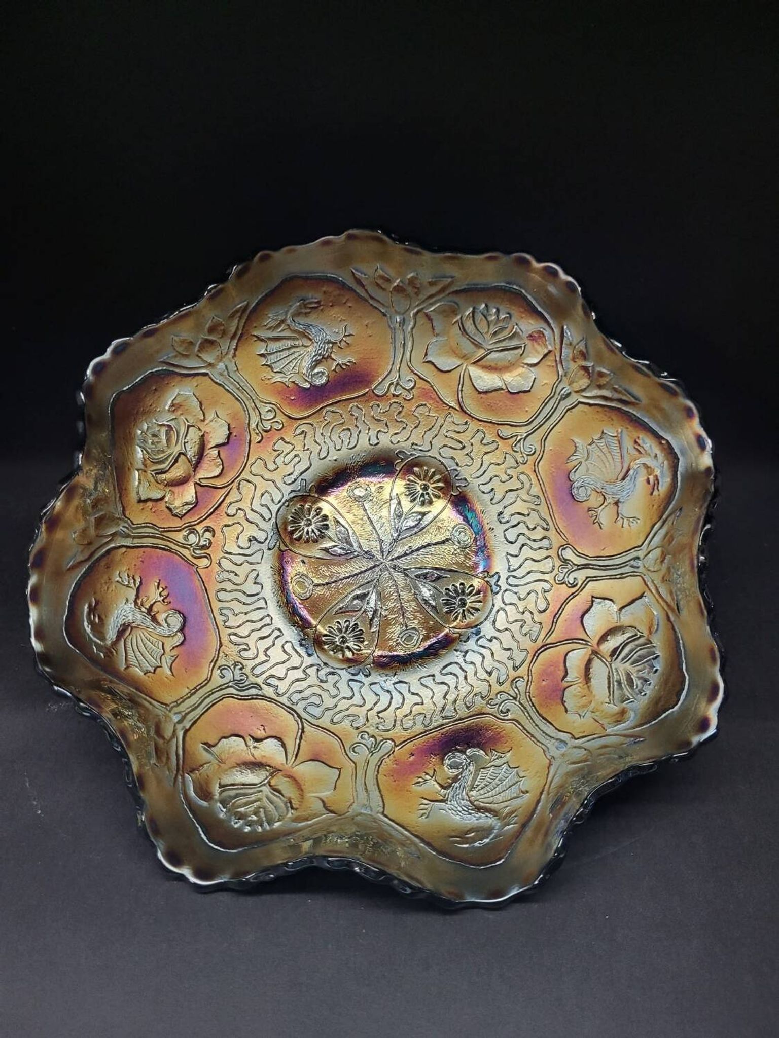 Prachtige schaal in iriserend glas met decor van dragon en lotus fenton