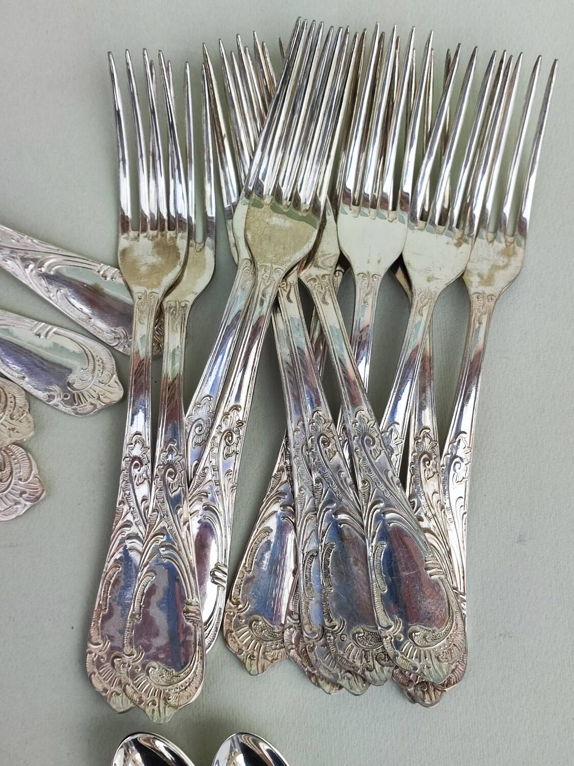 Silverplated cutlery : spoons, forks, teaspoons