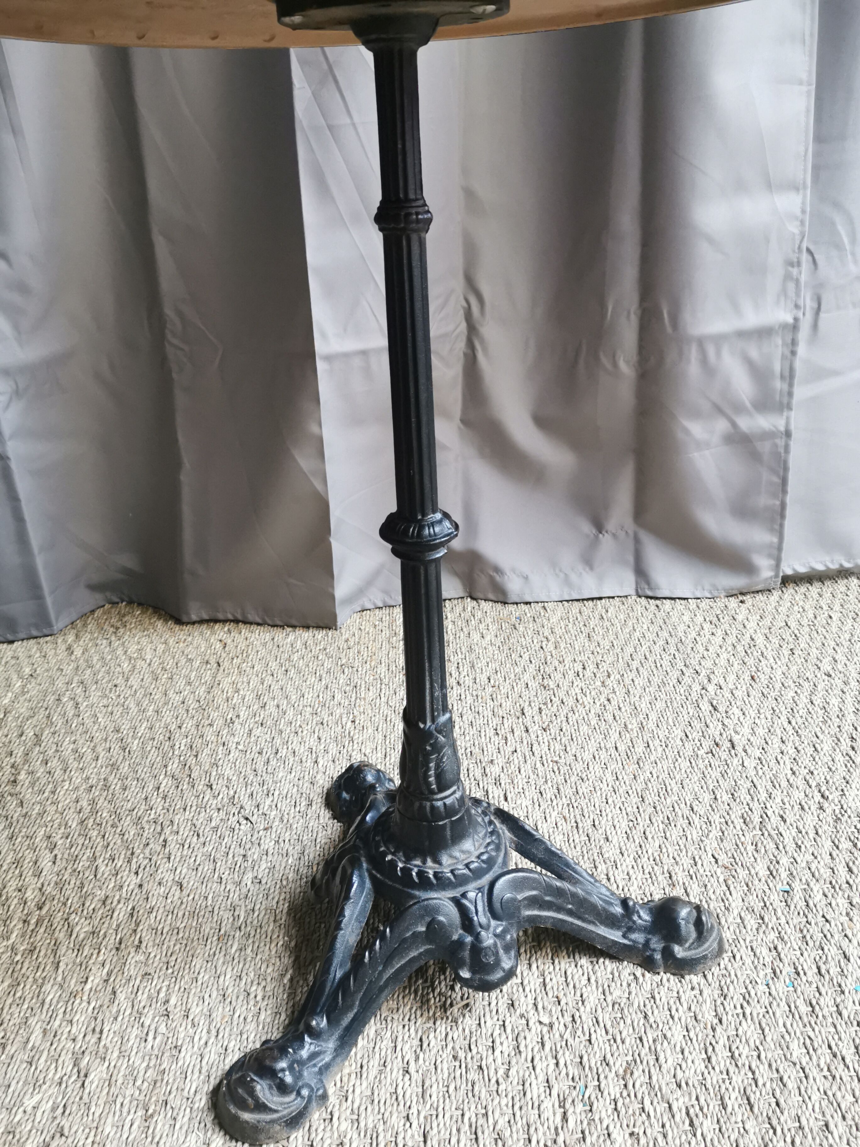 Bistro gueridon "white vein plateau"