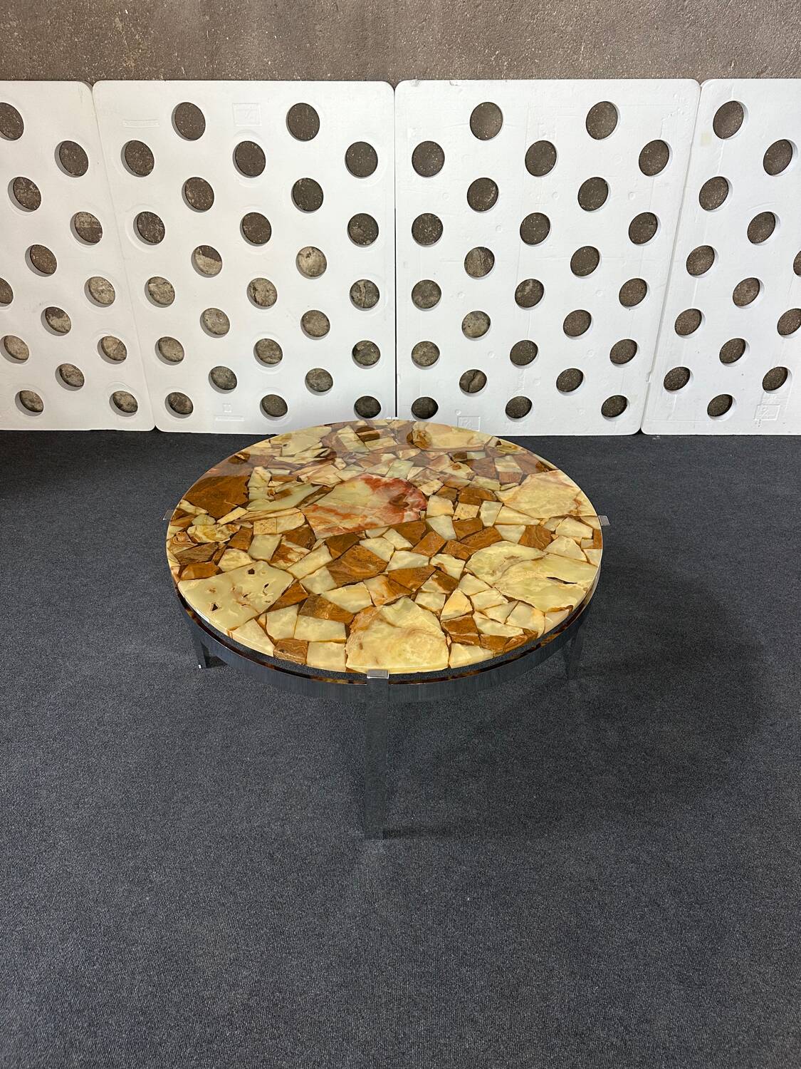 Round coffee table in onyx-like resin and chrome-plated metal, 1970s
