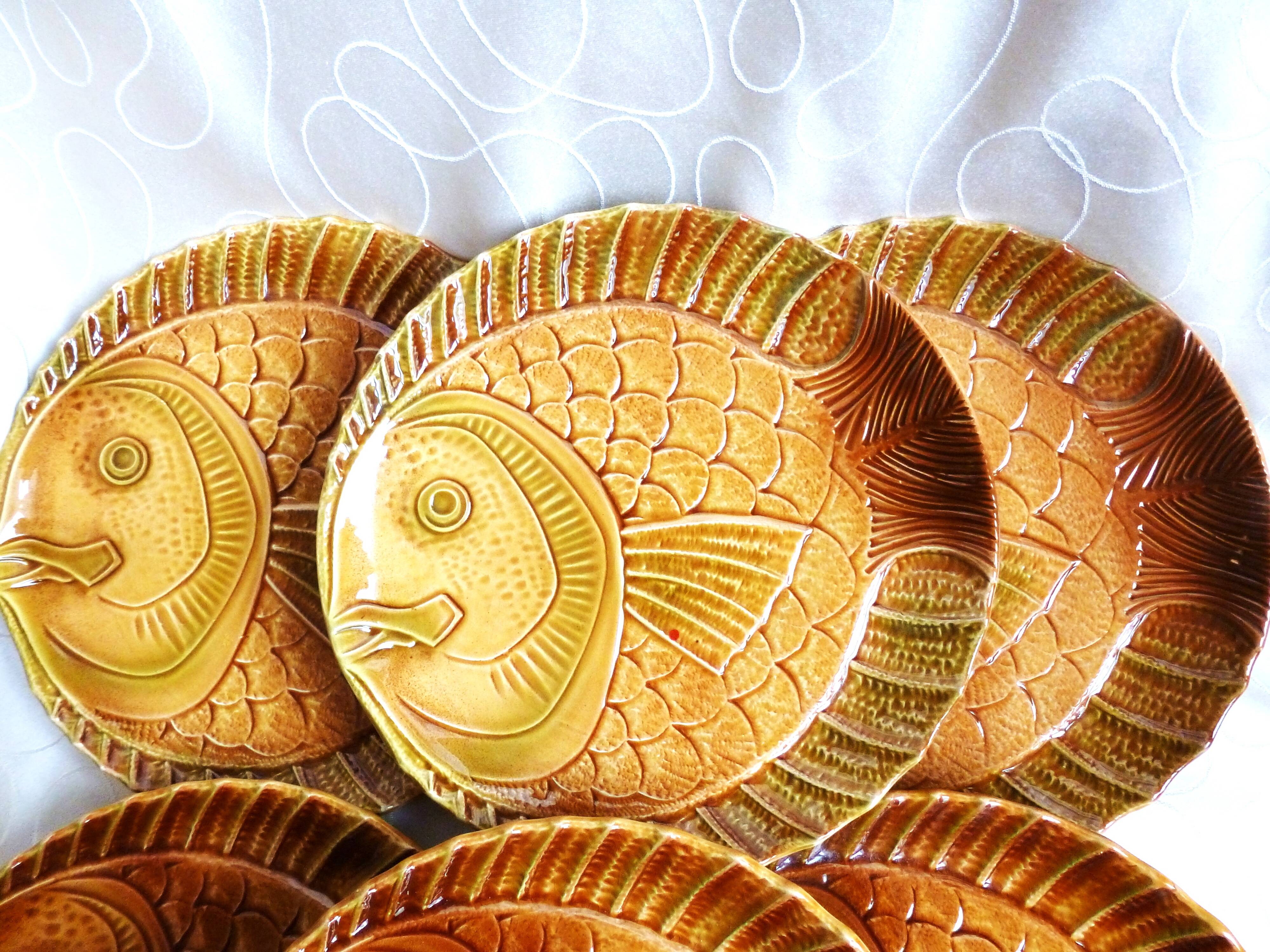 6 Sarreguemines barbotine ceramic fish plates, flat plates.