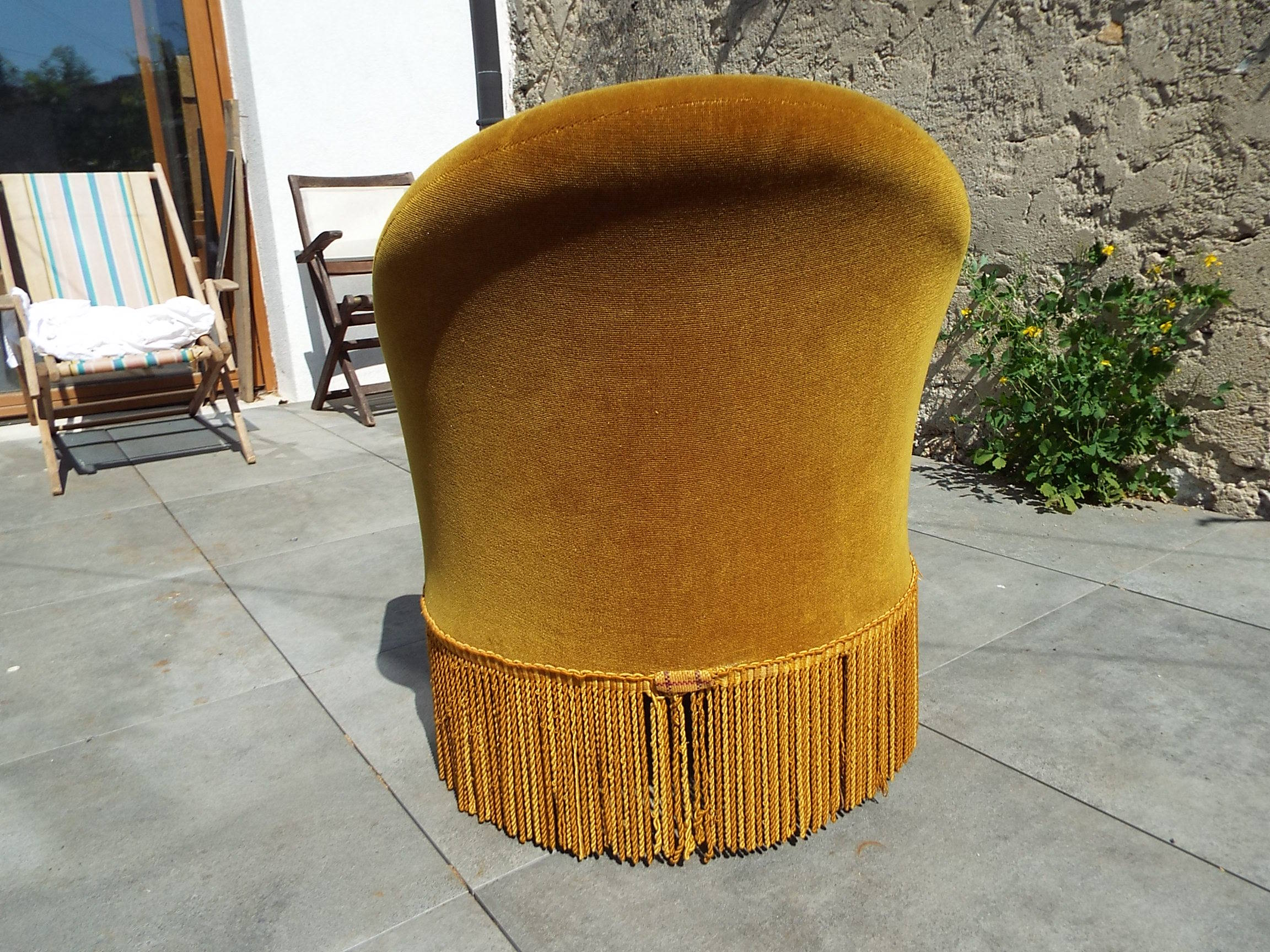 Fauteuil crapaud en velours ocre