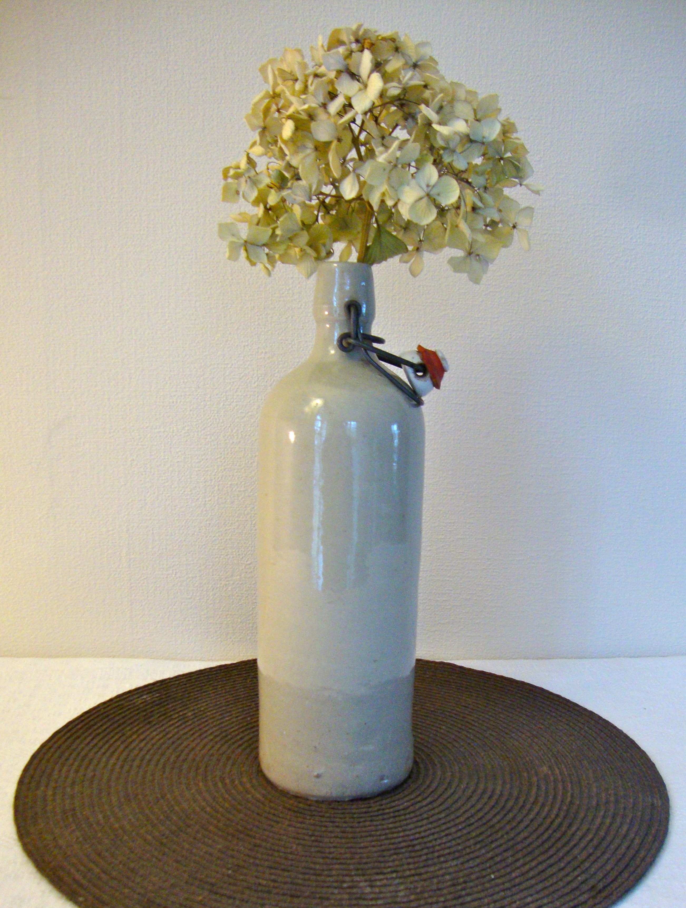 Light grey enamelled sandstone bottle