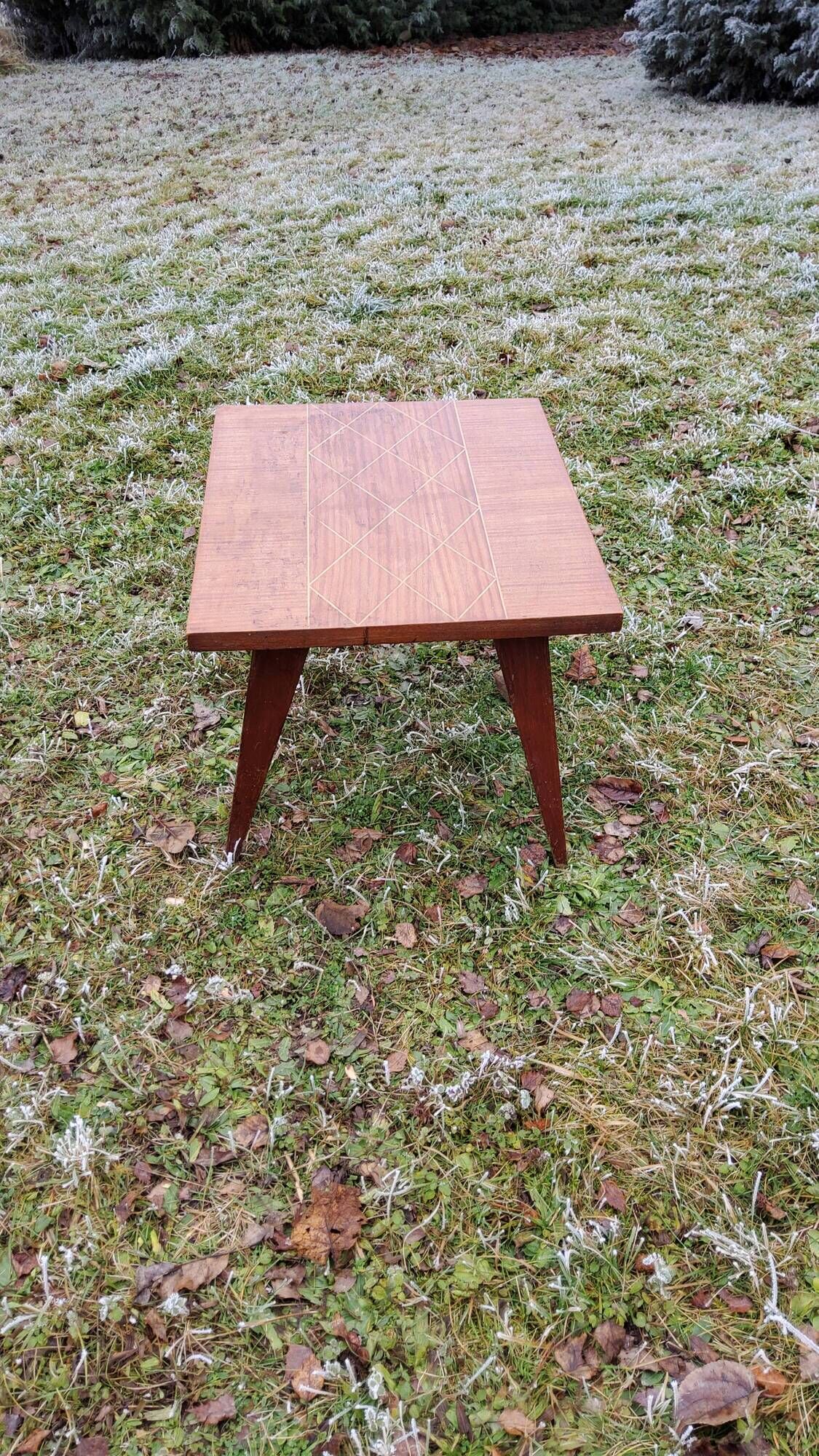Coffee table of the 50s in blond mahogany inlaid compass feet