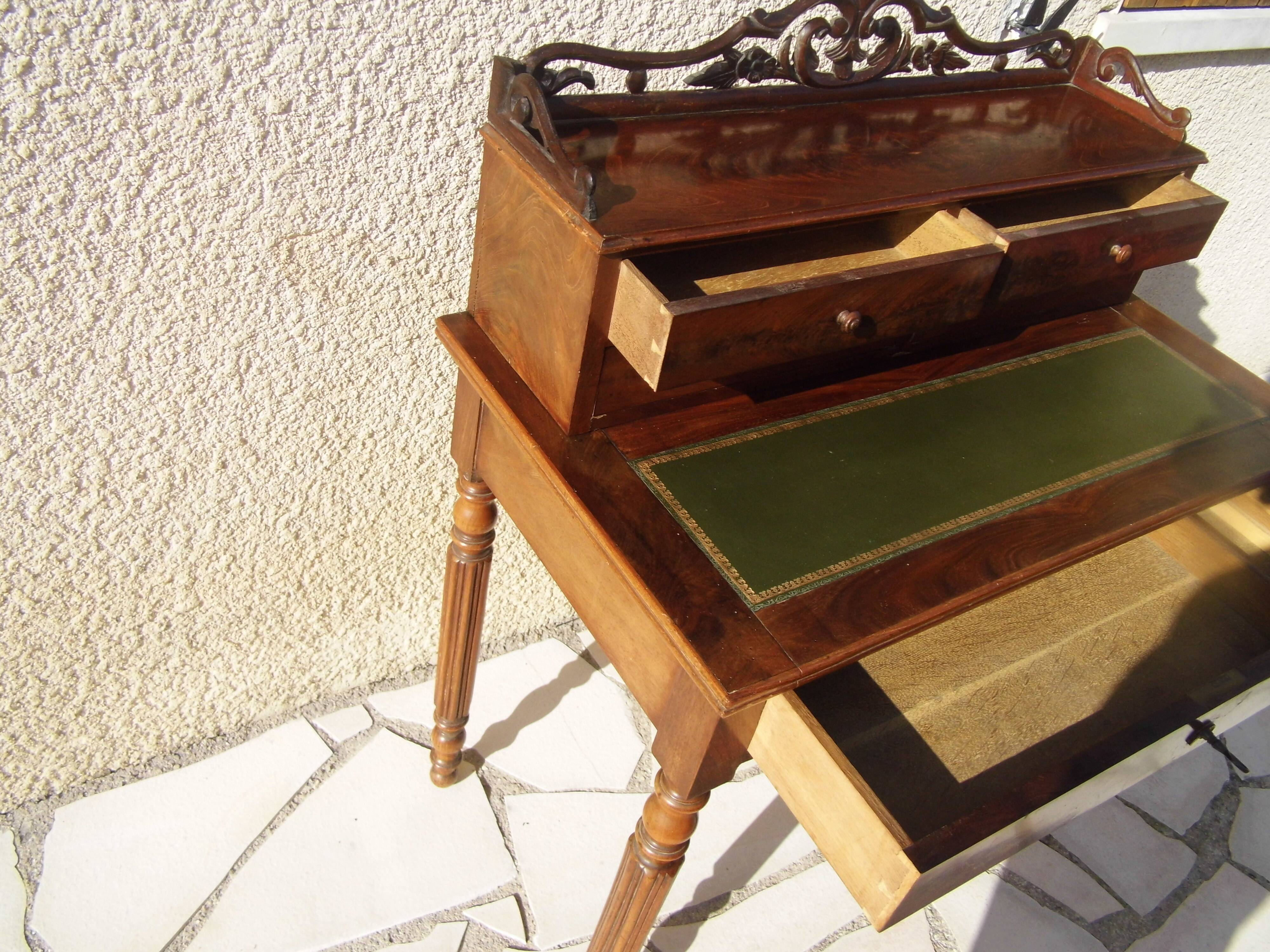 Bureau de dame ancien en acajou et cuir