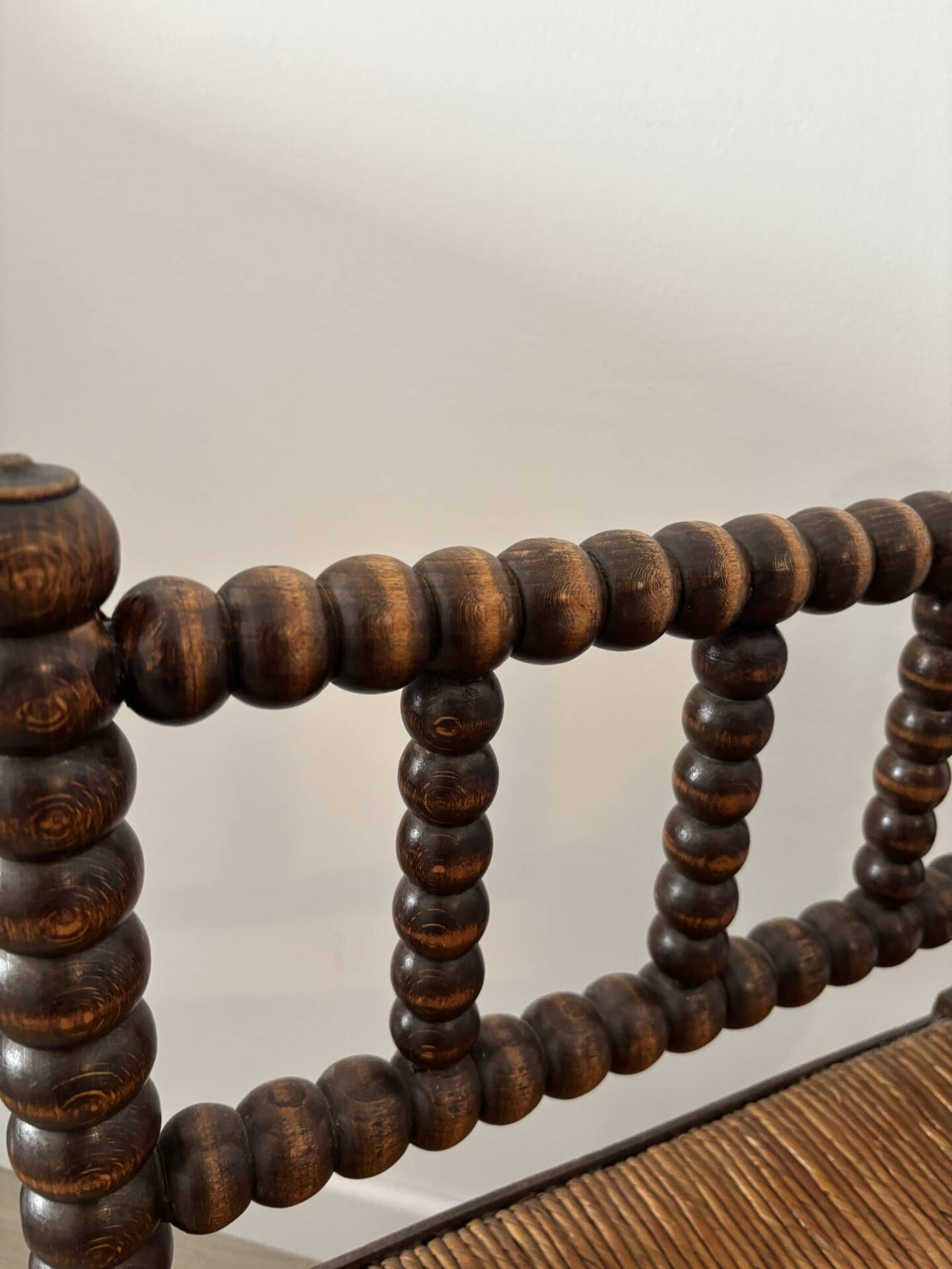 Chaise d’angle ancienne en bois tourné, assise en paille, style rusti