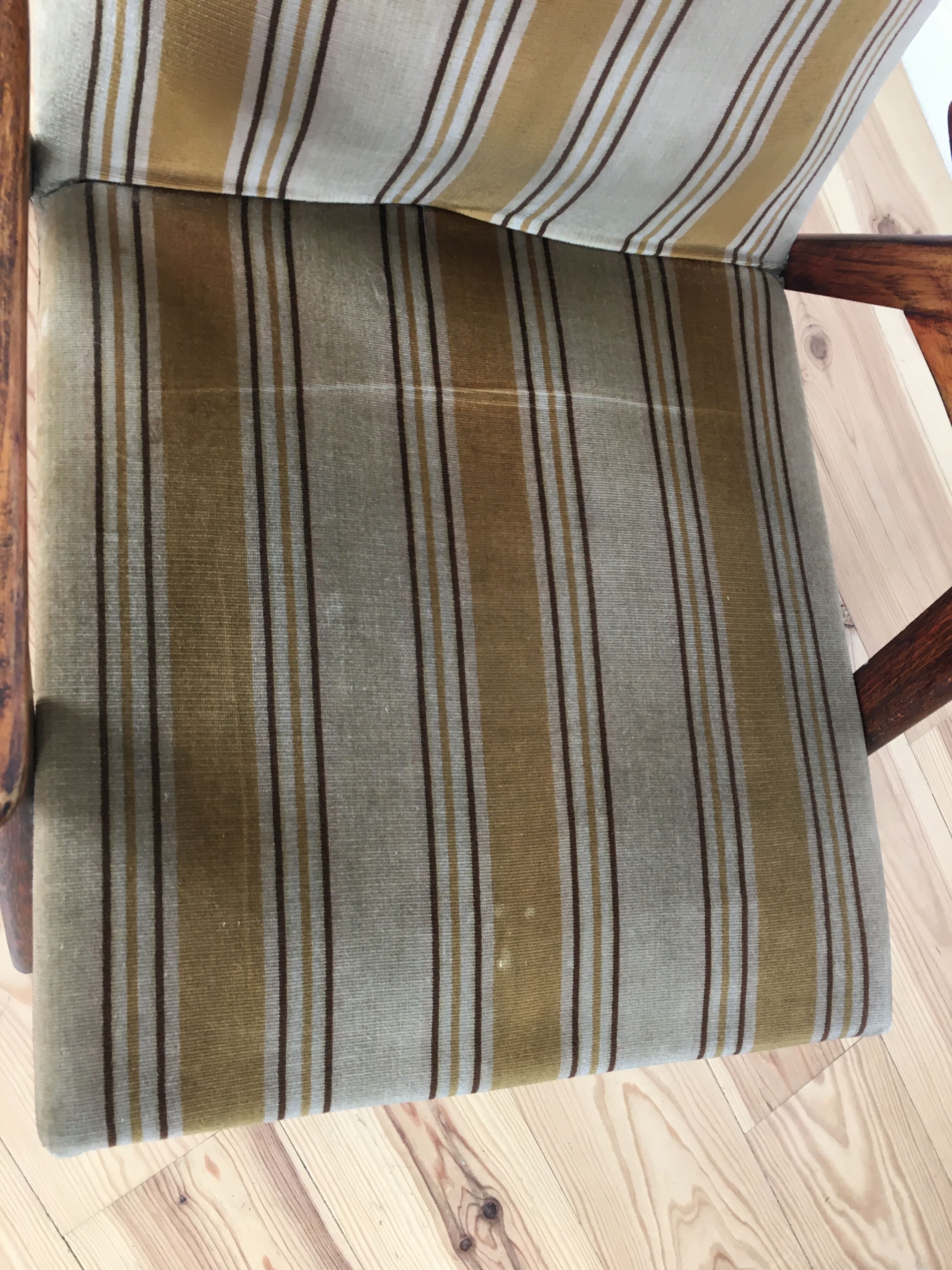 Fauteuil scandinave pieds compas en bois