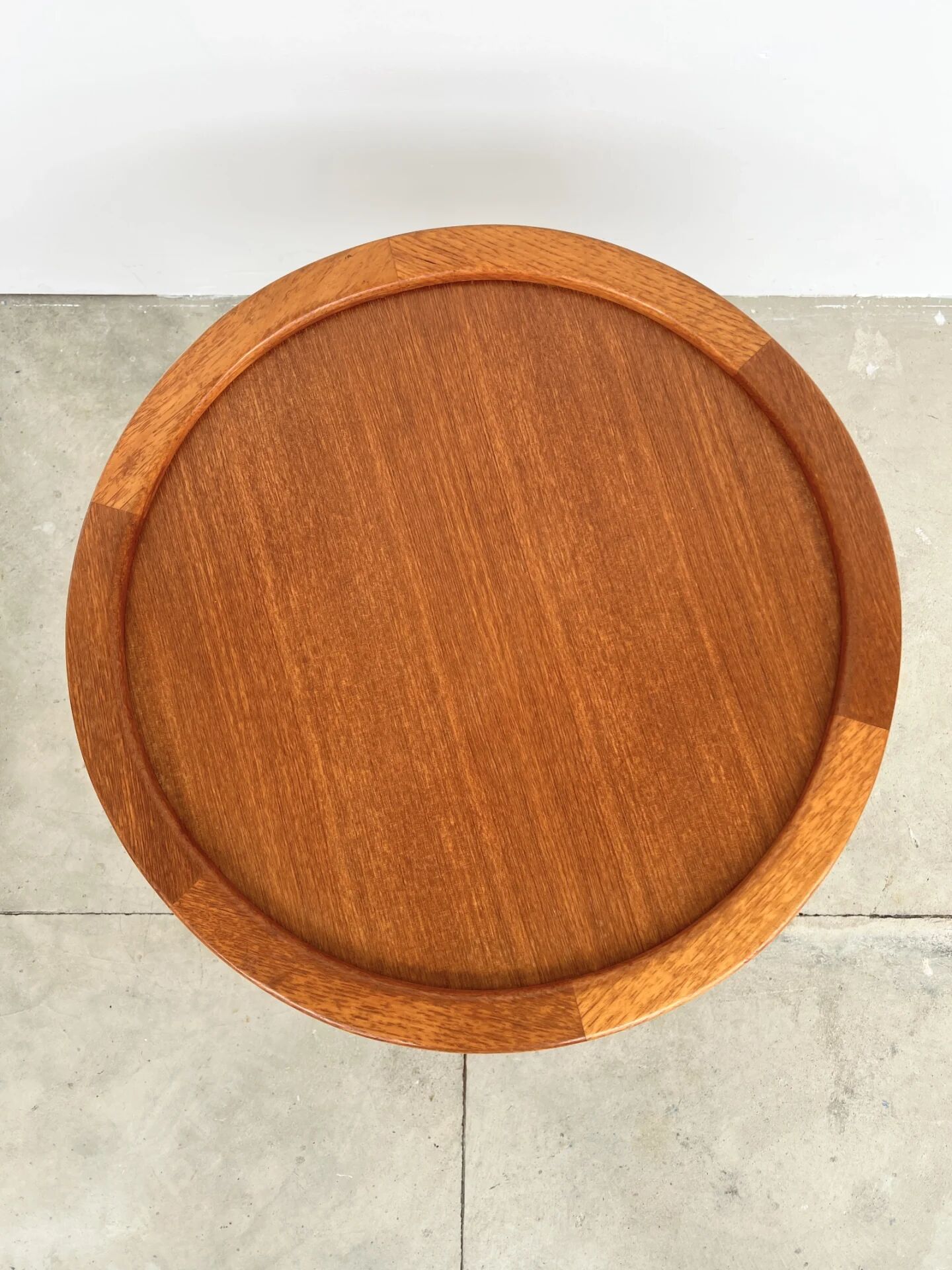 Duo of round coffee tables with a reversible top — Crossed base