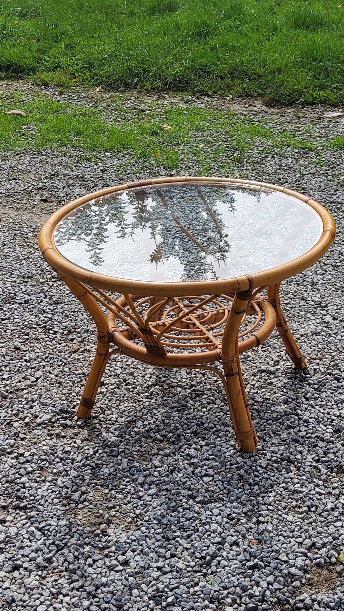 Table basse ronde en rotin plateau en verre des années 70