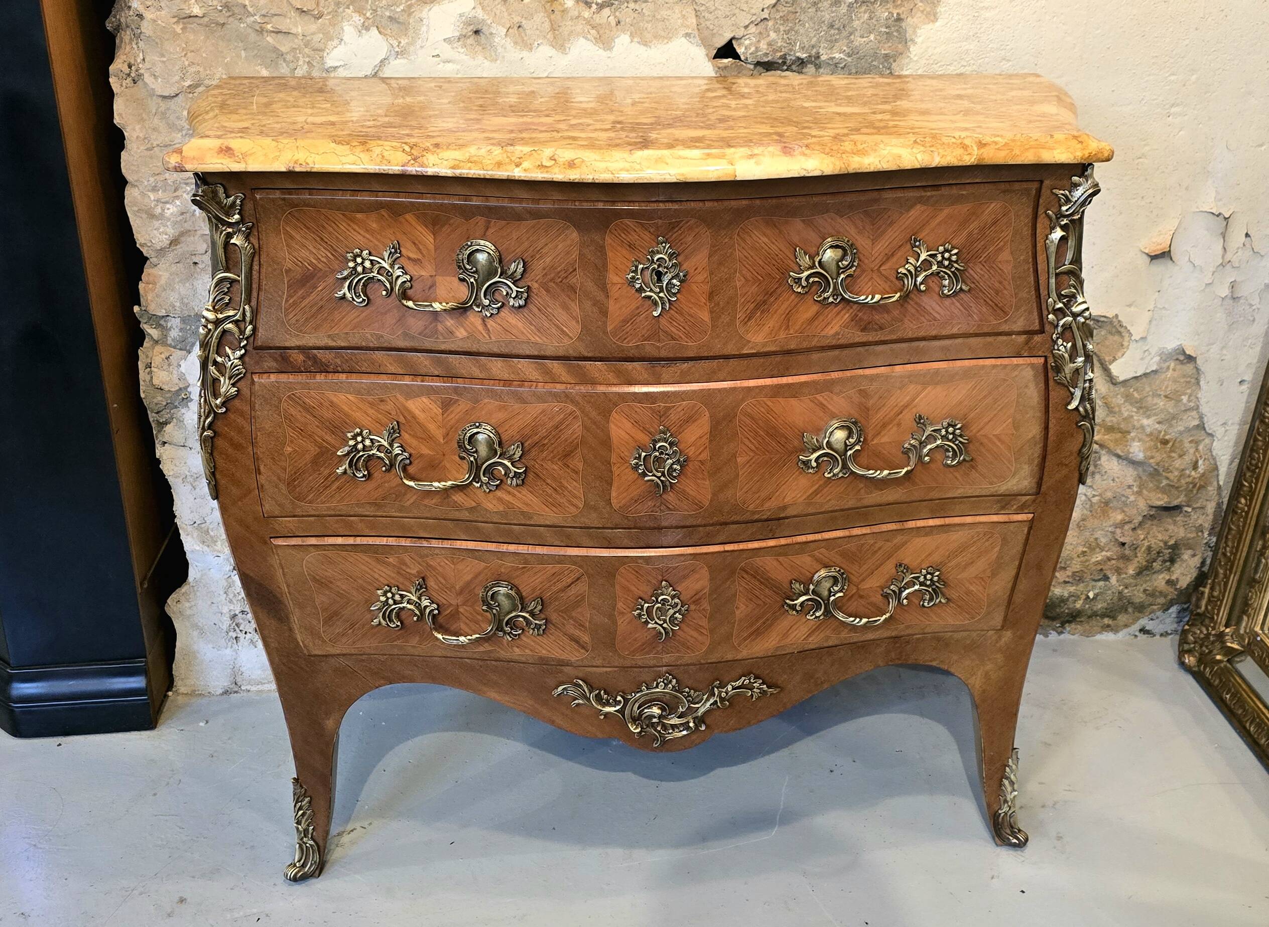 Louis XV style bombé commode – rosewood marquetry