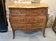 Commode galbée de style Louis XV – marqueterie en bois de rose