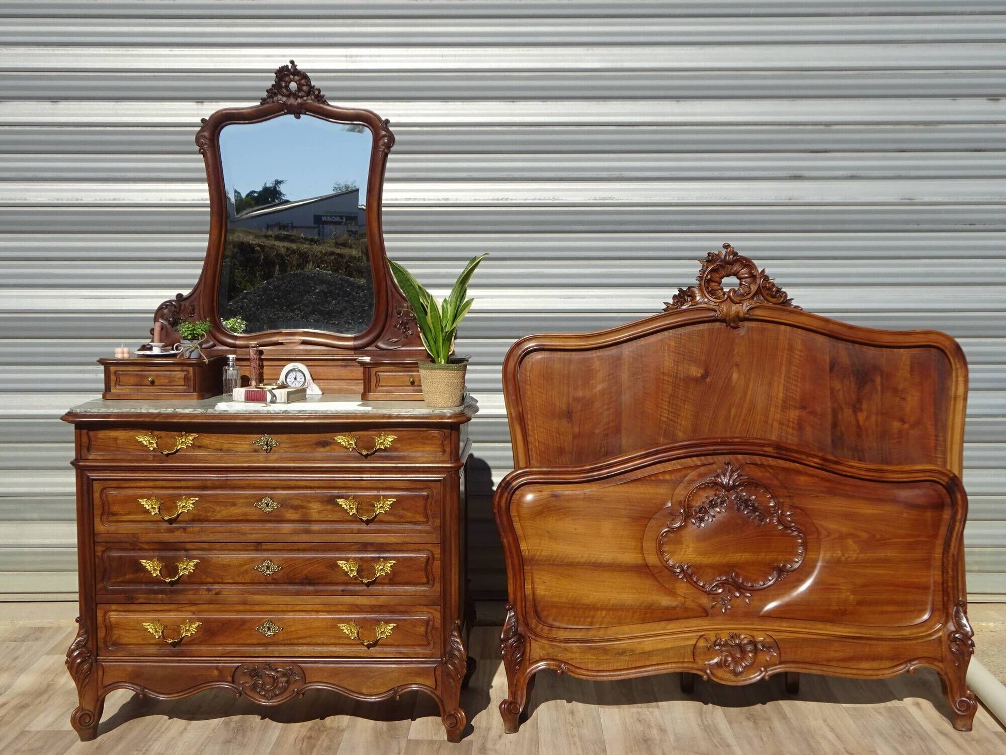 Commode en noyer Louis XV avec miroir