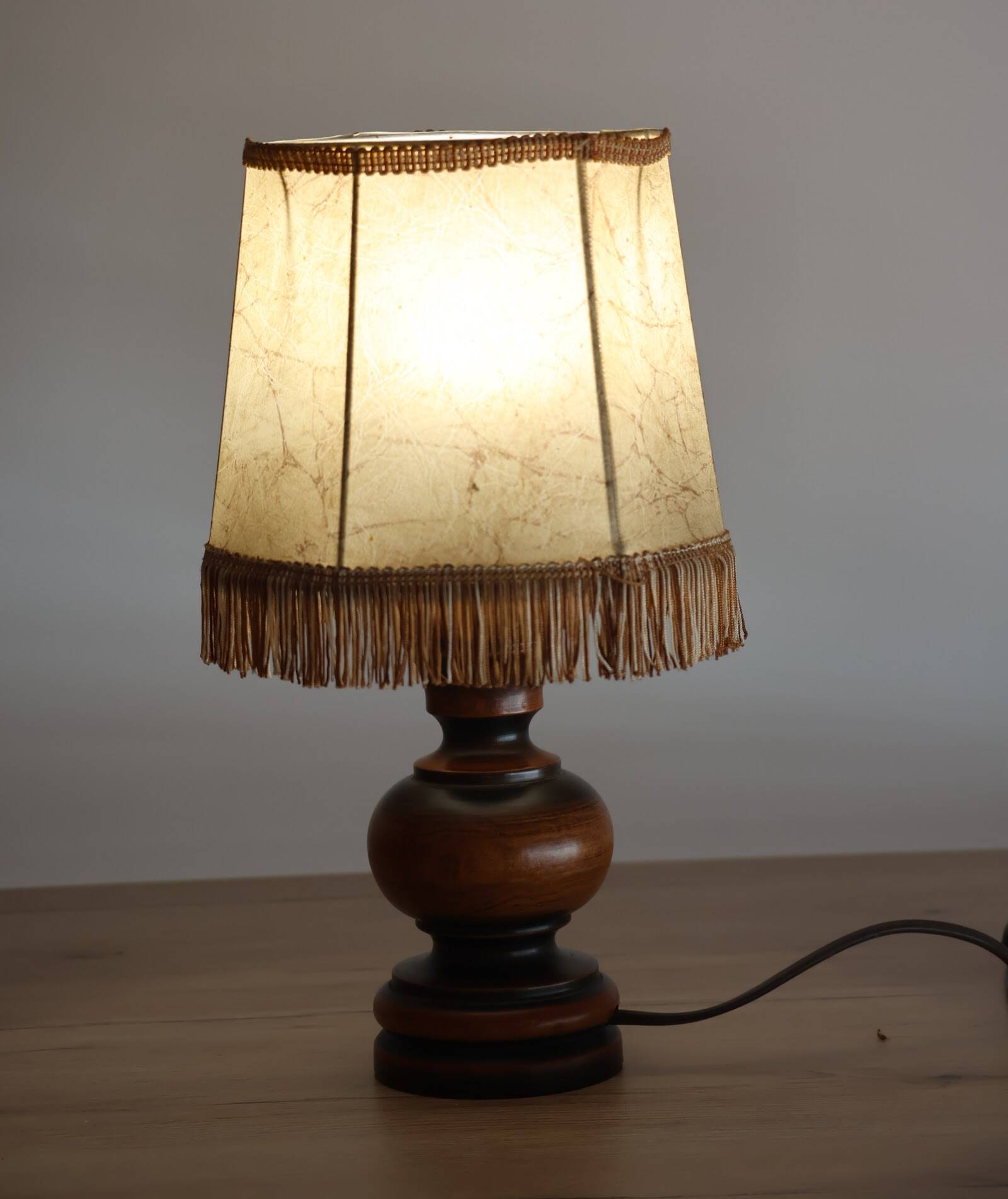 Vintage Italian table lamp in turned wood and leather lampshade