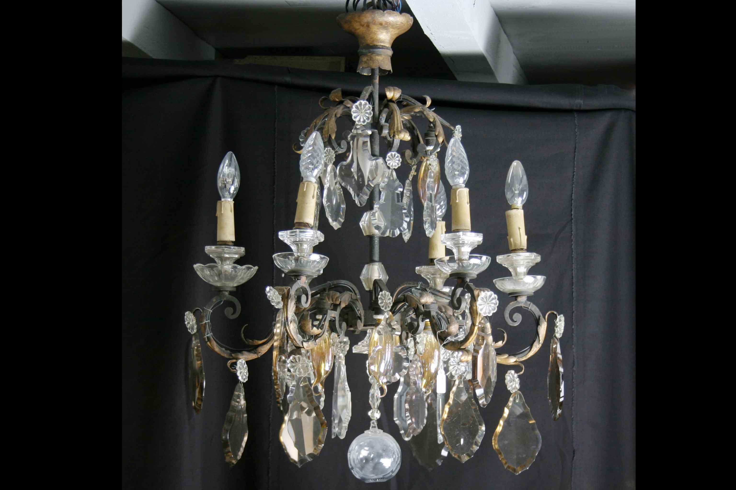 Chandelier hanging from the eighteenth century, Crystal white and amber, bronze and gilded wrought iron