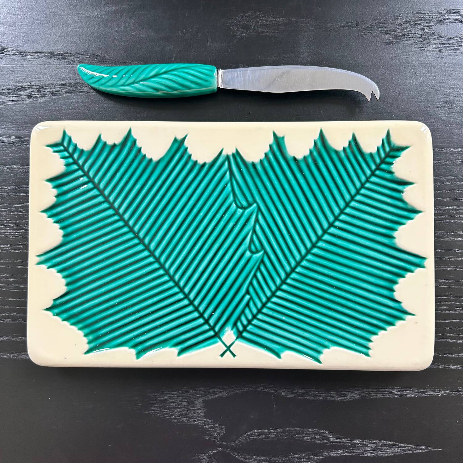 Cheese plate and knife with leaf decoration