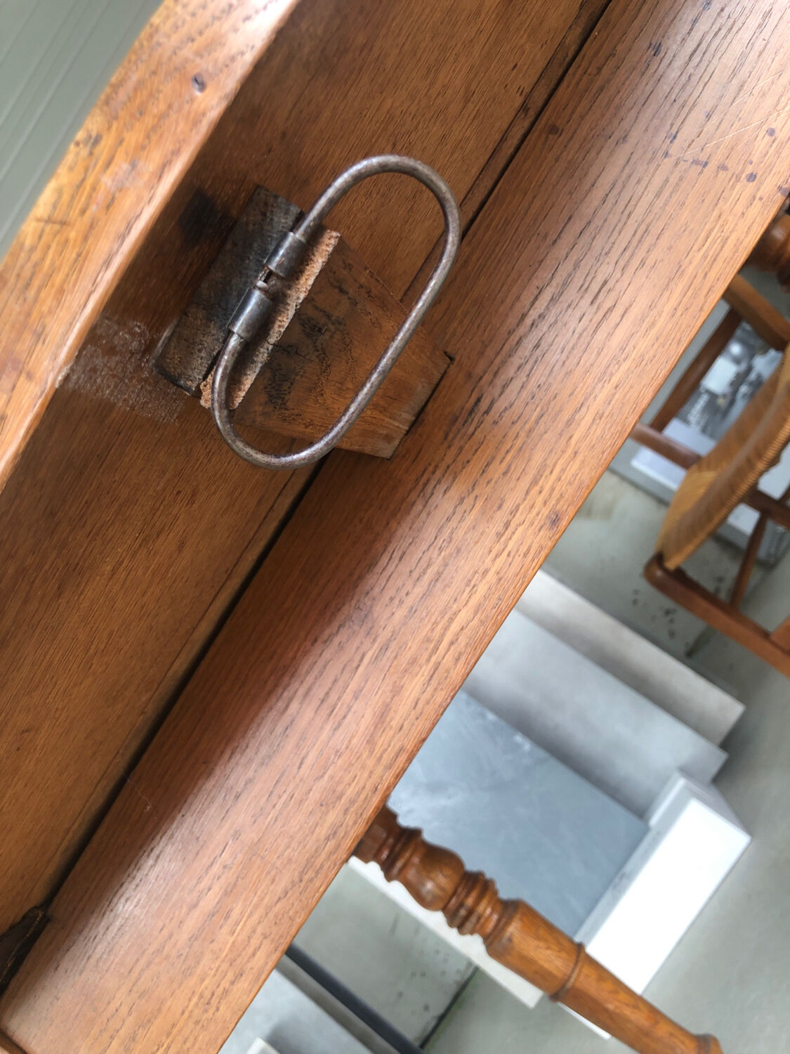 Round wooden table (4/6 people) with 4 straw chairs