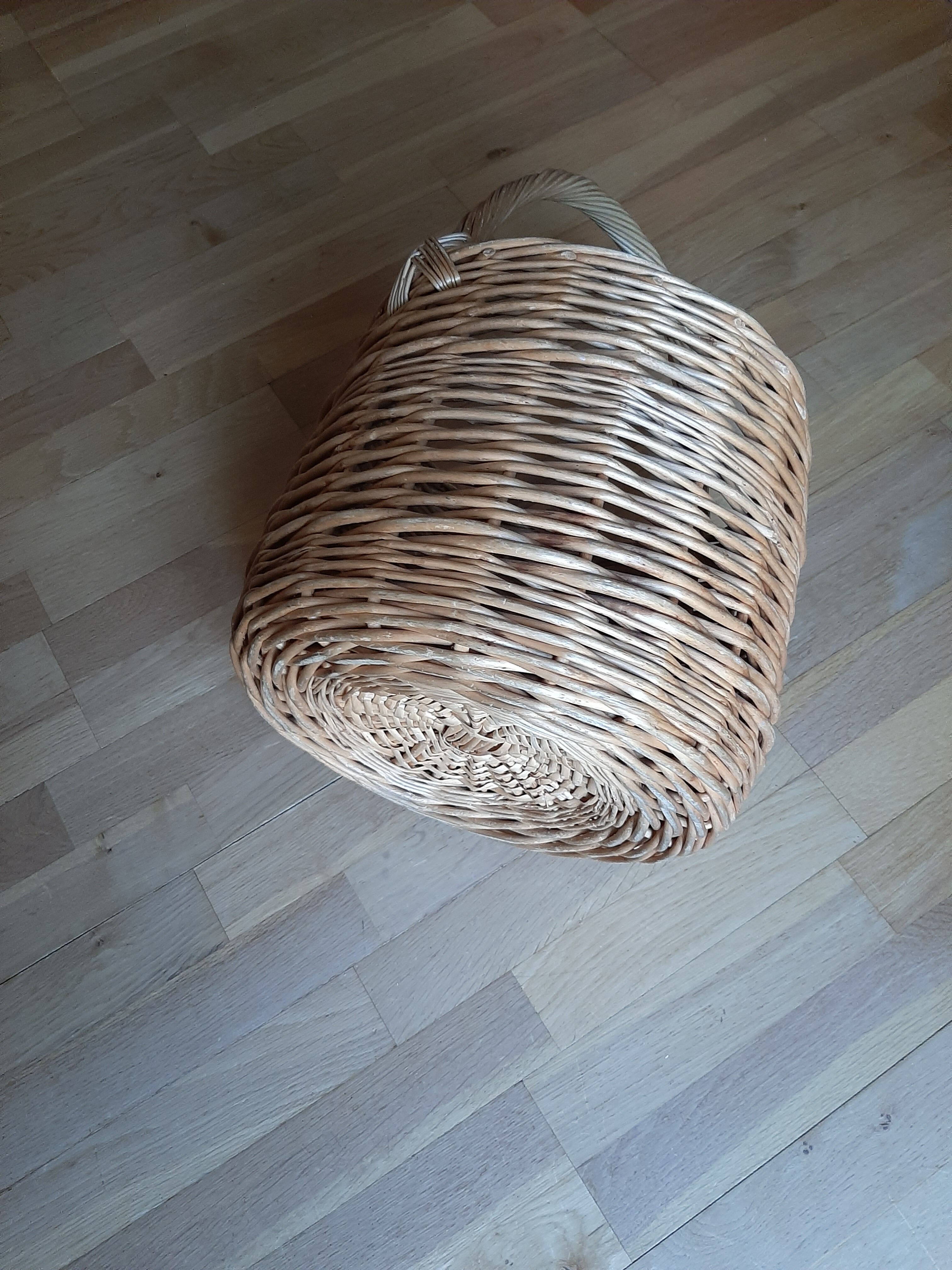 Round wicker basket from the Villaines les rochers cooperative