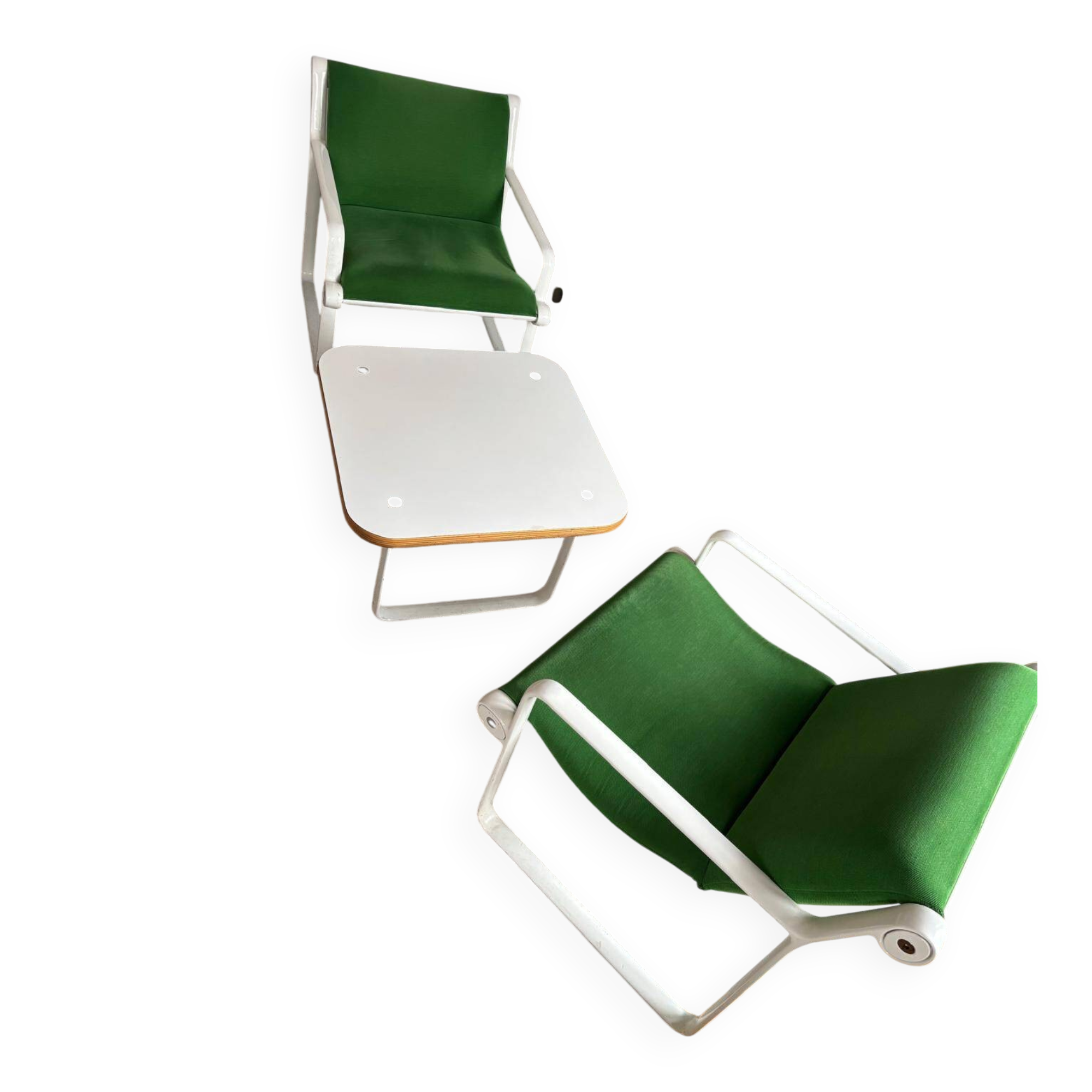 2 fauteuils verts + table basse moderniste