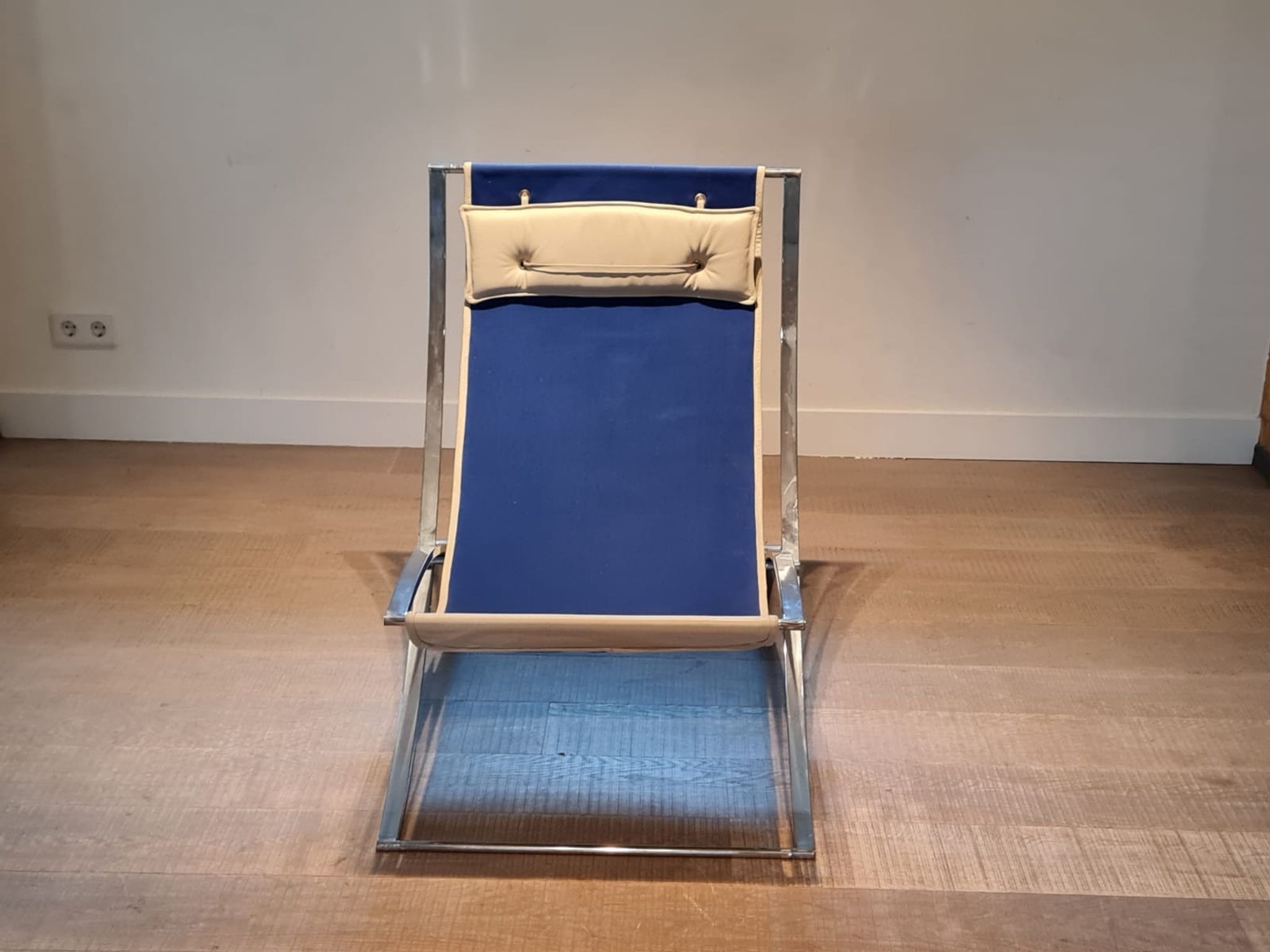 Marcello Cuneo ‘Louisa’ lounge chair in blue canvas and white leather, Italy 1970s