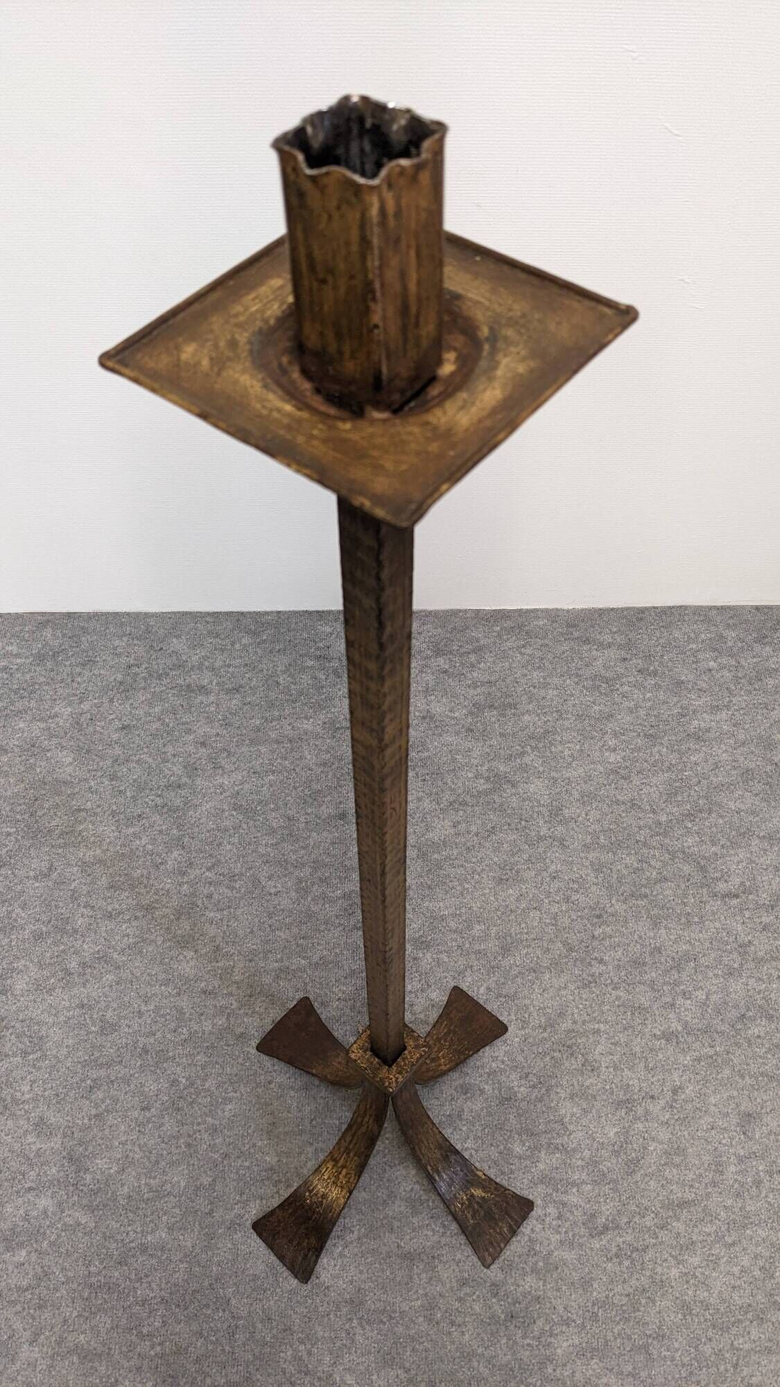 Brutalist floor candle holder in hammered gold steel, Belgium circa 1960.