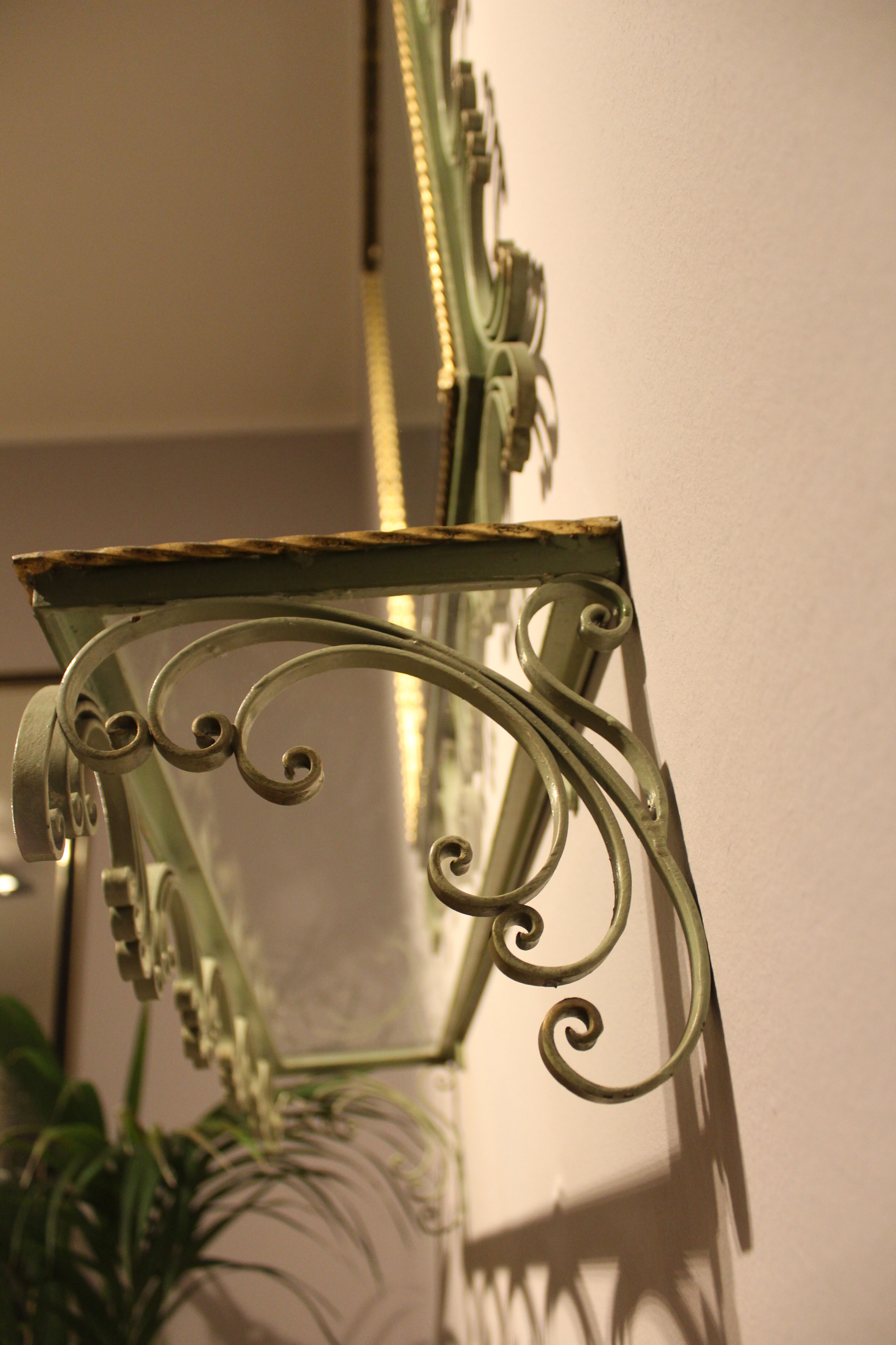 Miroir en plomb avec console en fer forgé laqué en vert pistache et or, Art Déco,