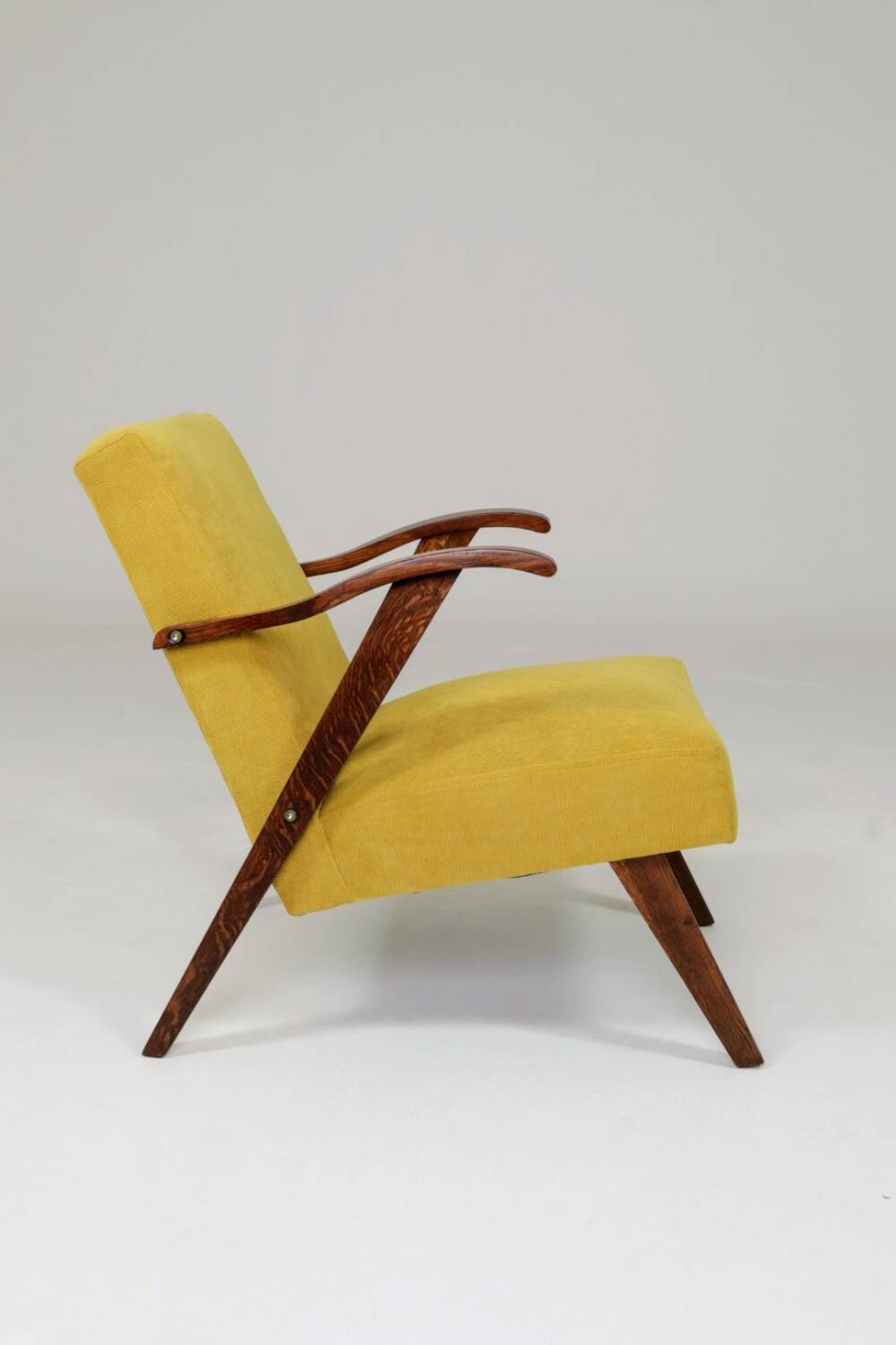 Fauteuil scandinave velours côtelé jaune citron chêne 1960