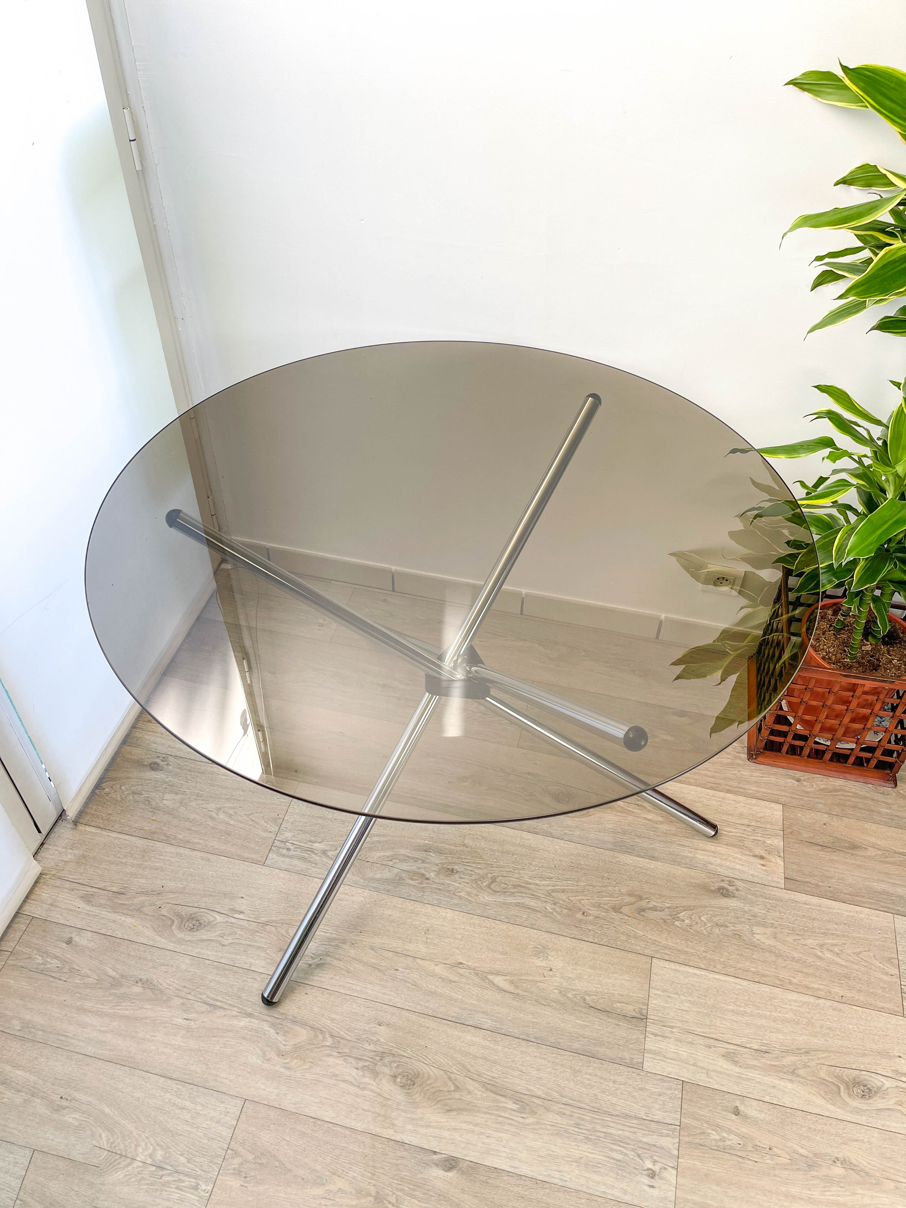 Round tripod table in smoked glass Roche Bobois 70