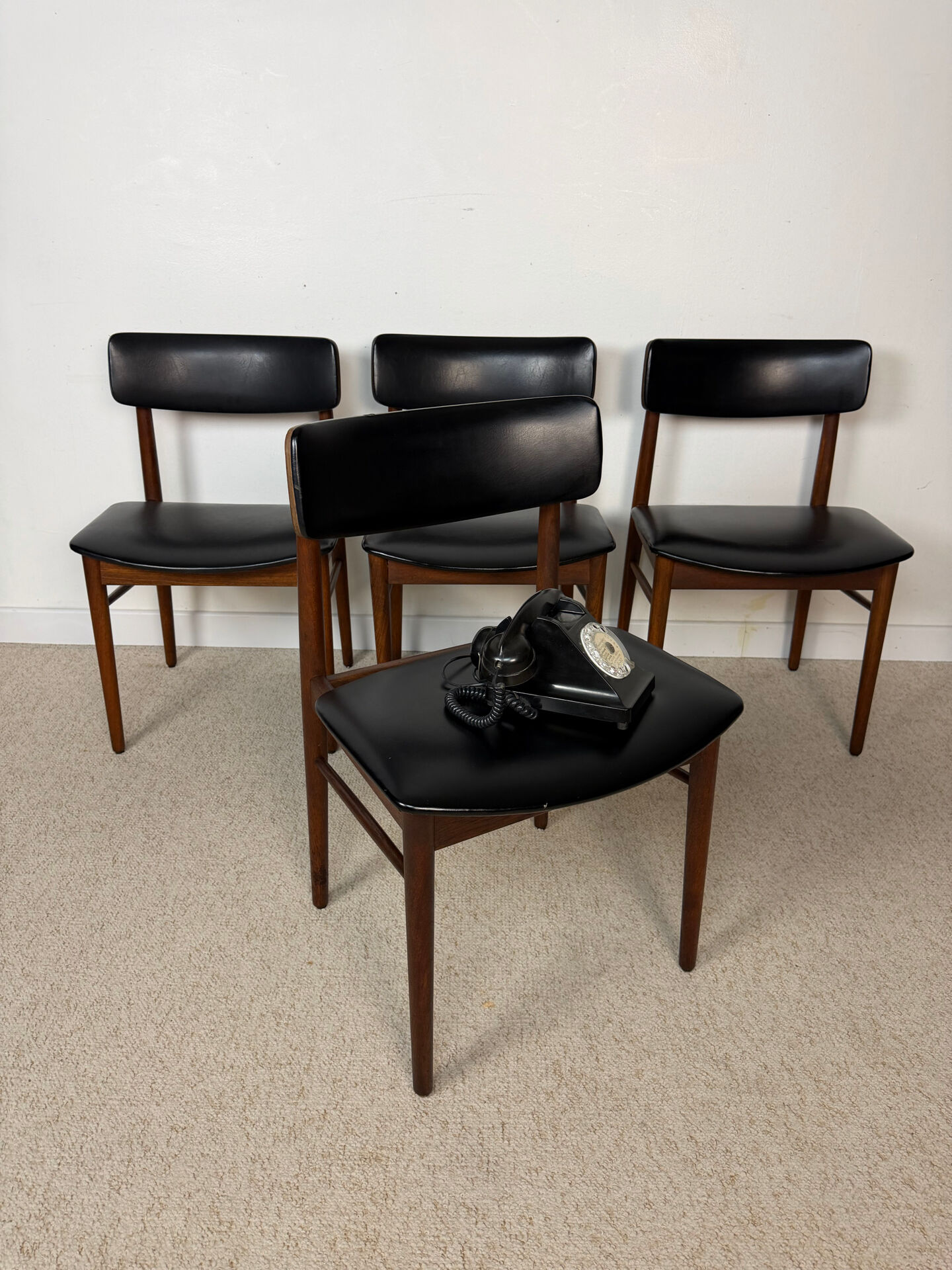 6 vintage Scandinavian chairs attributed to SAX – 1960s