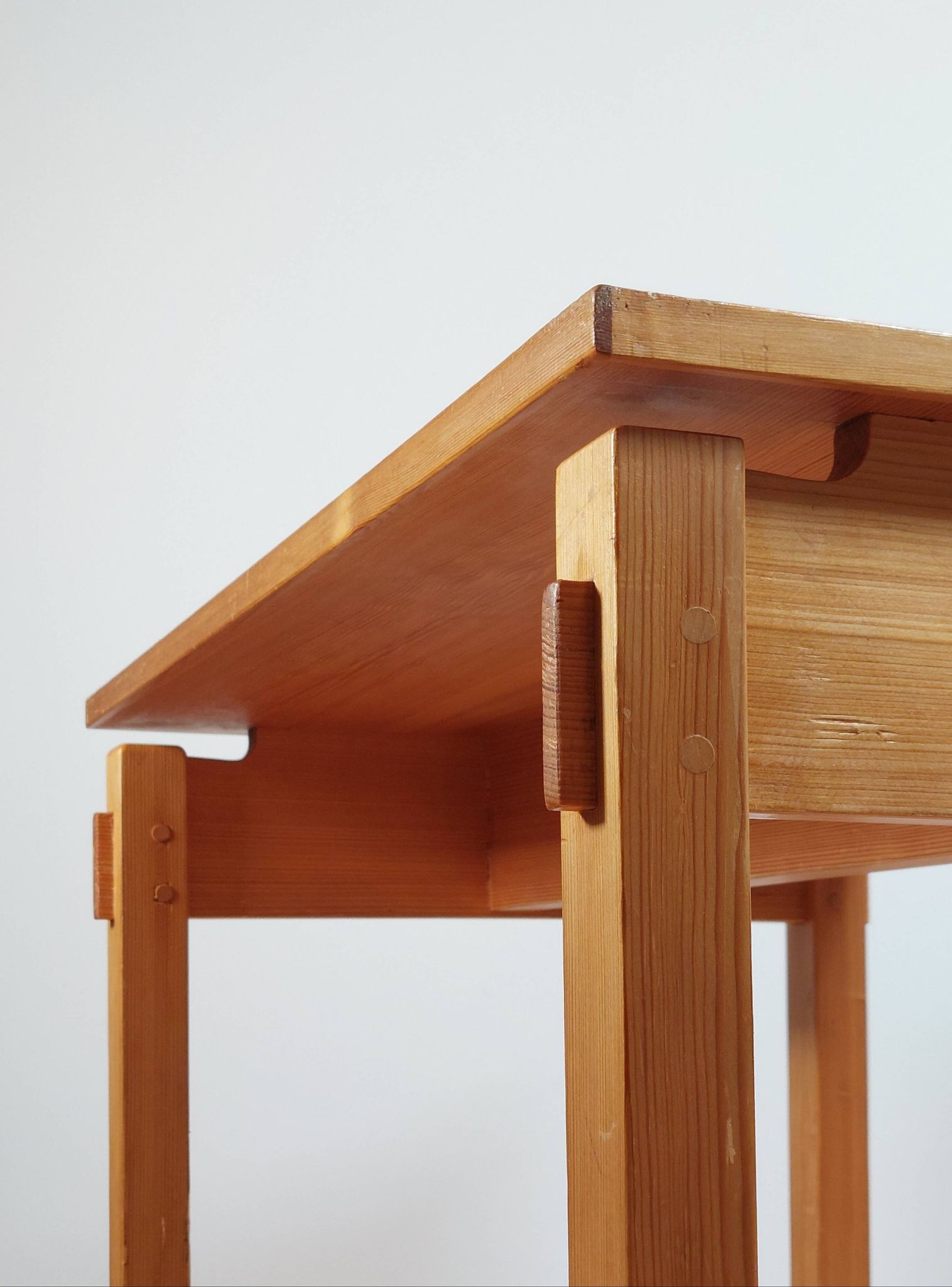 Table d'appoint en pin vintage méticuleusement fabriquée, pièce de maître.