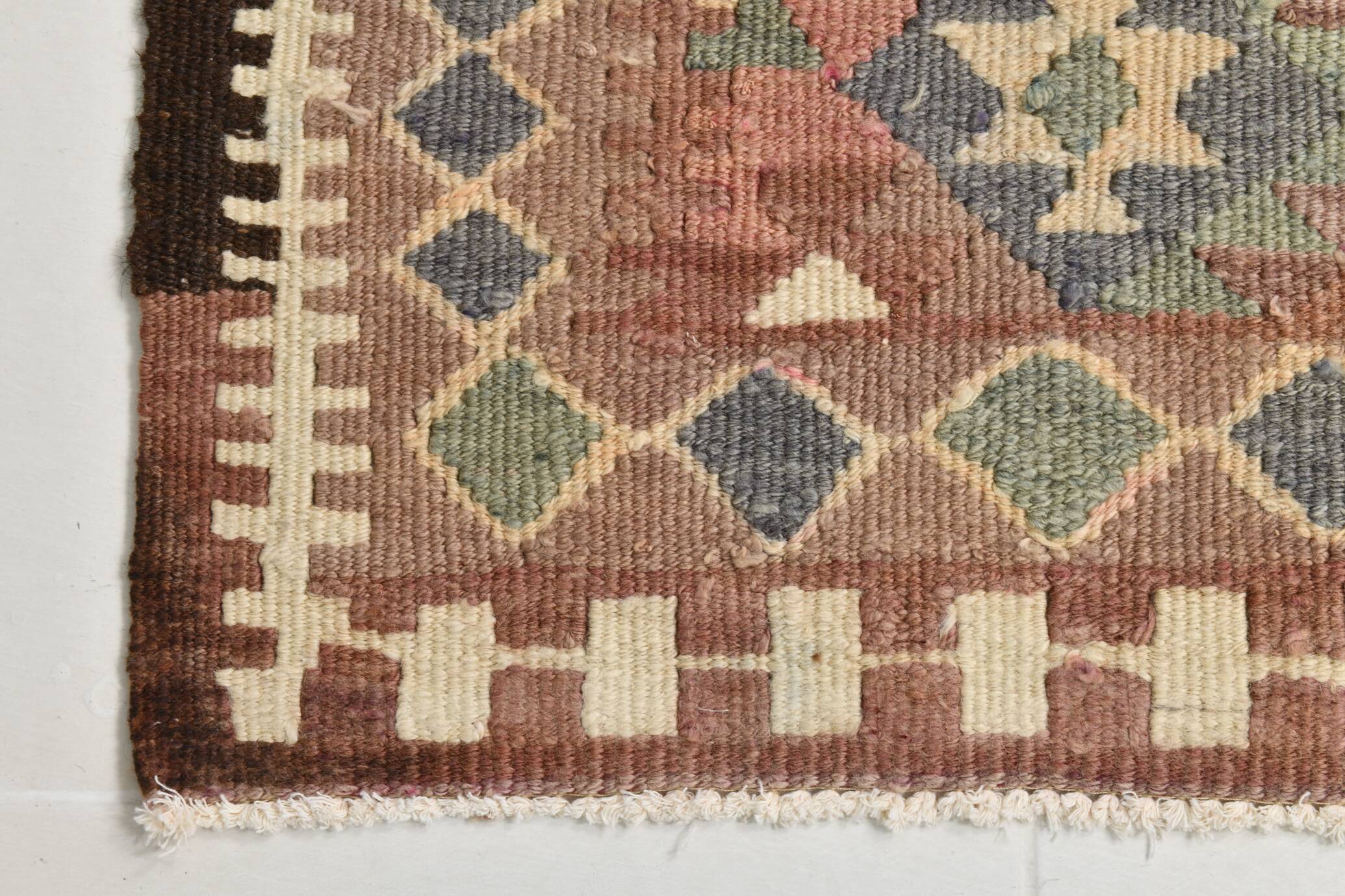 Tapis runner vintage kilim, tons rouges et beiges, motifs géométriques