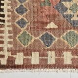 Tapis runner vintage kilim, tons rouges et beiges, motifs géométriques