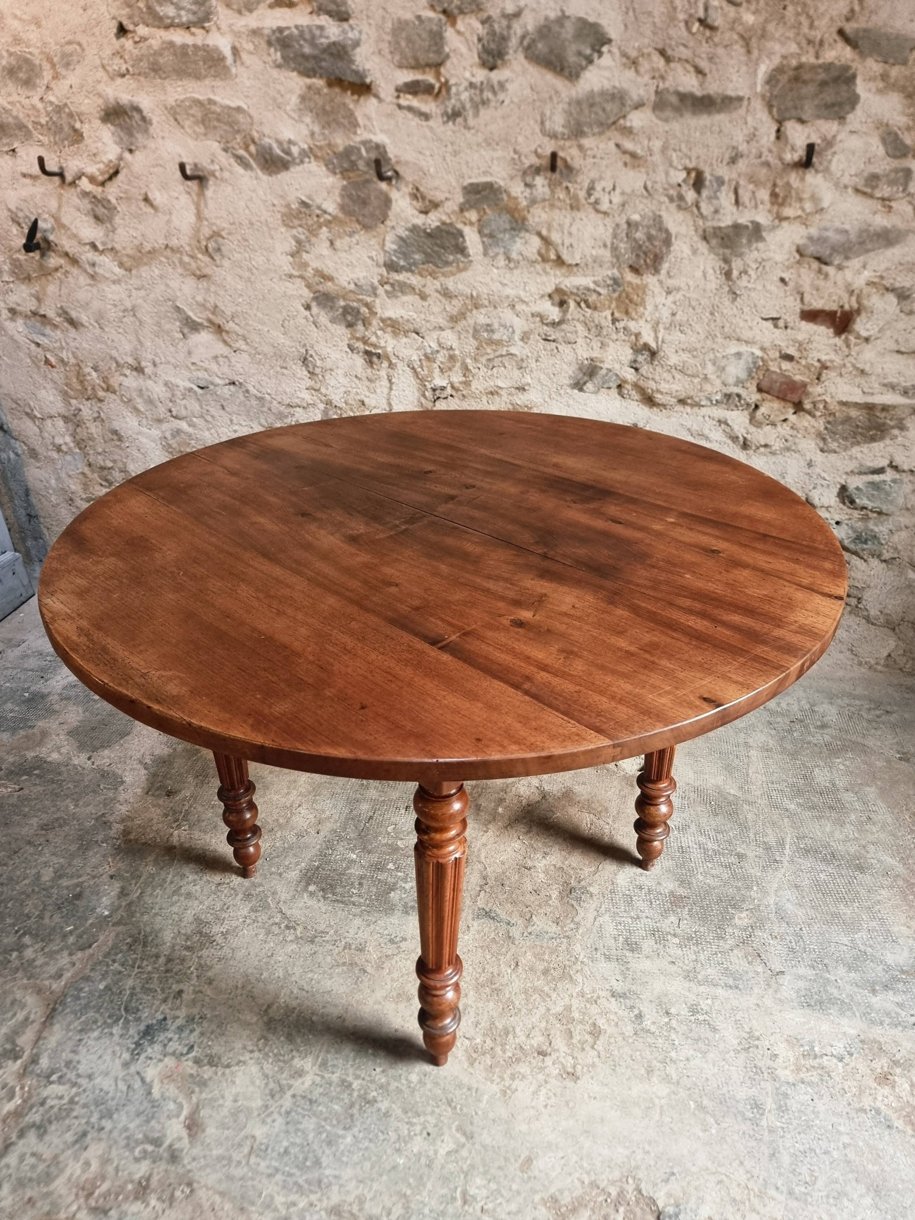 Table à manger ronde française ancienne en noyer, vers 1880–1900