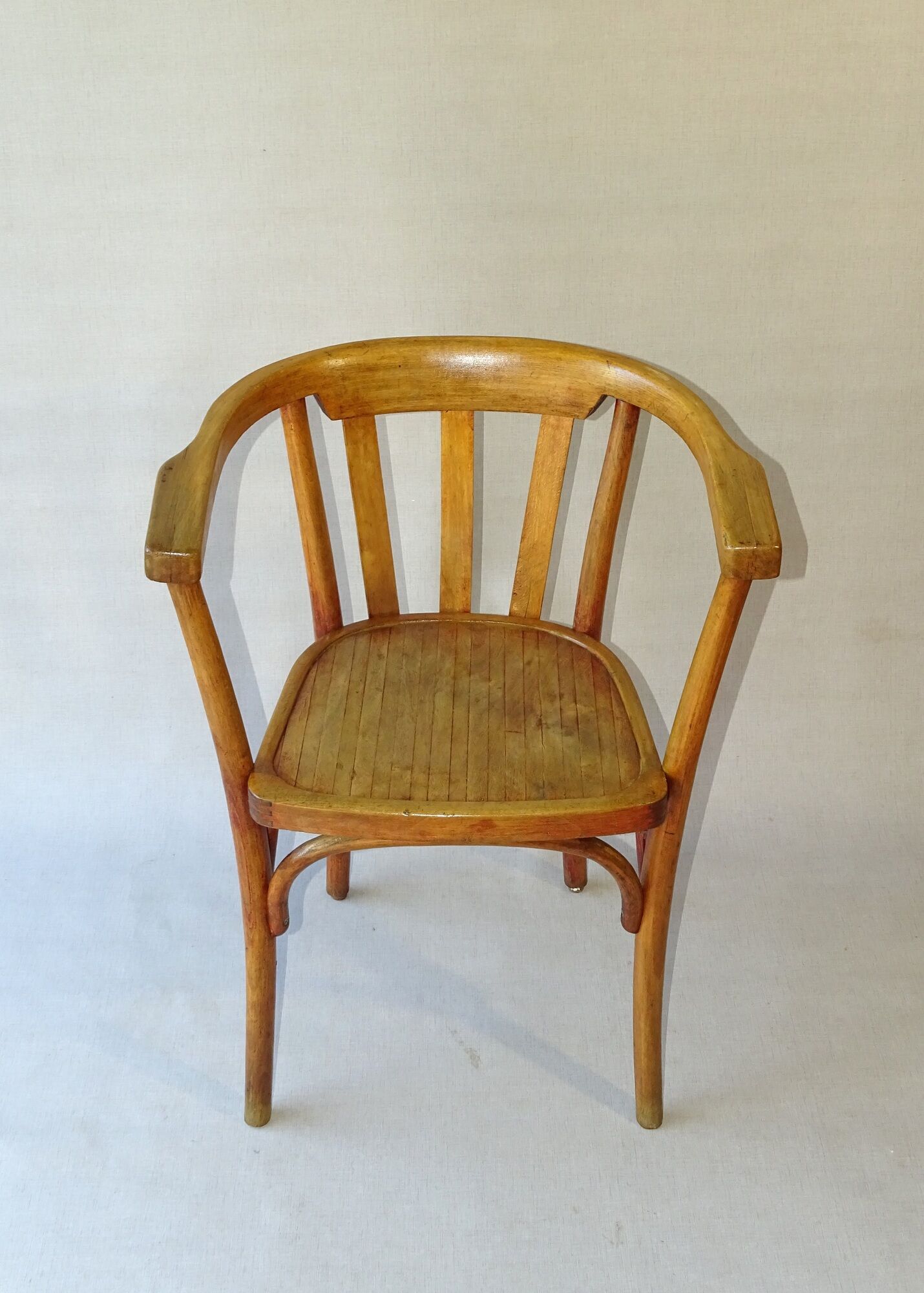 Fauteuil de bureau, bois blond, vers 1930, assise bois