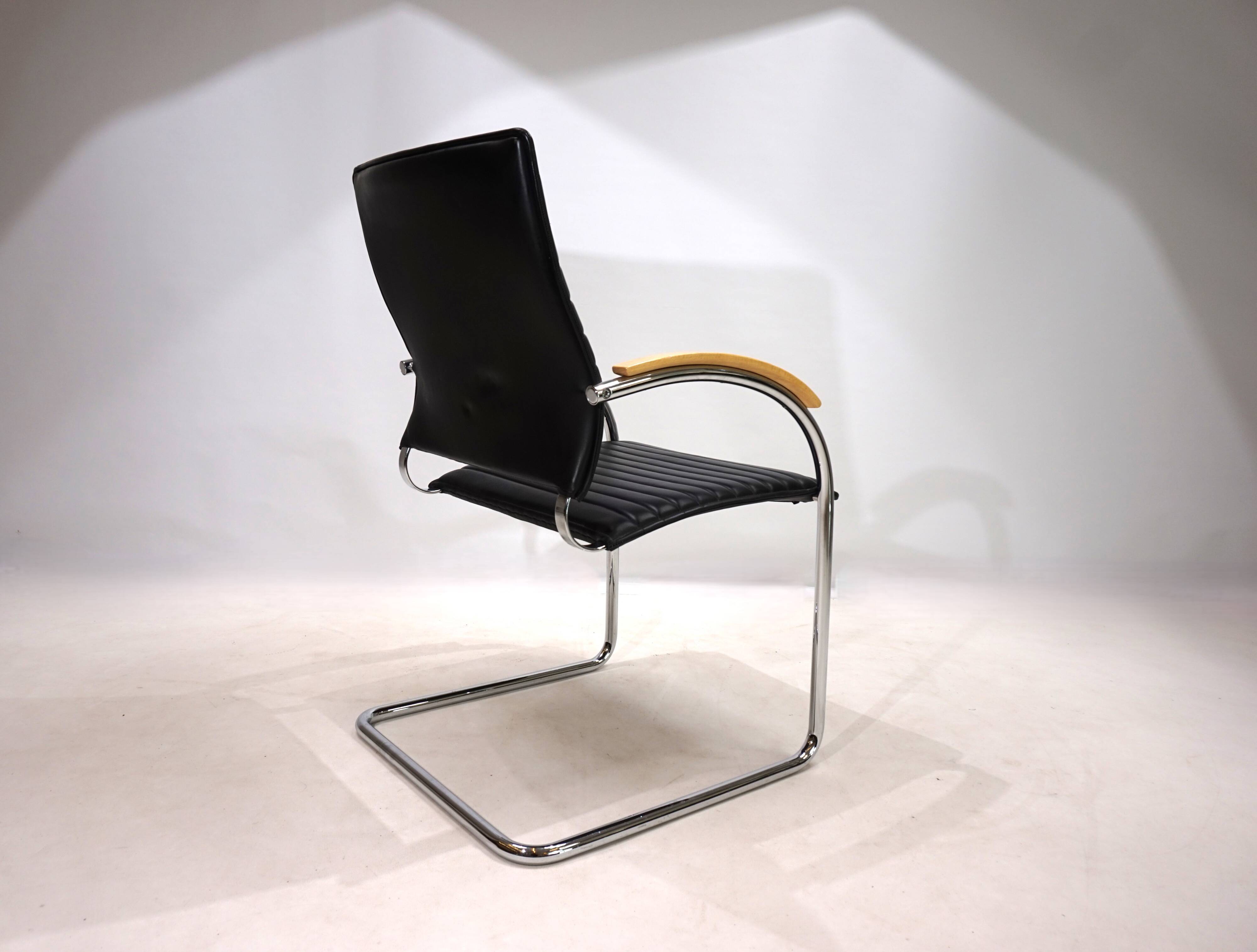Chaise de salle à manger/conférence en cuir Thonet S74 par Josef Gorica, 1990