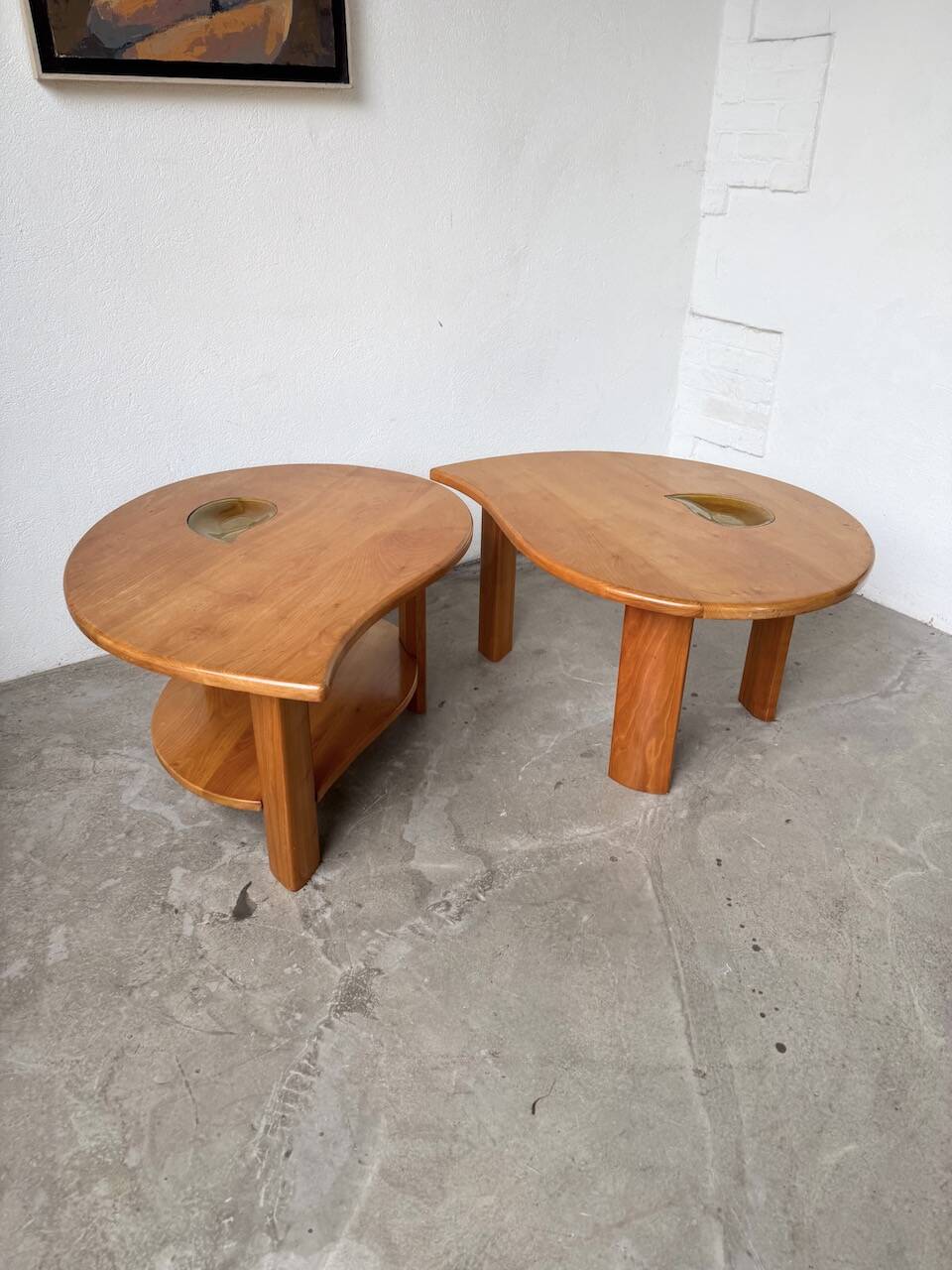 Tables basses en orme formant une goutte