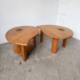 Tables basses en orme formant une goutte