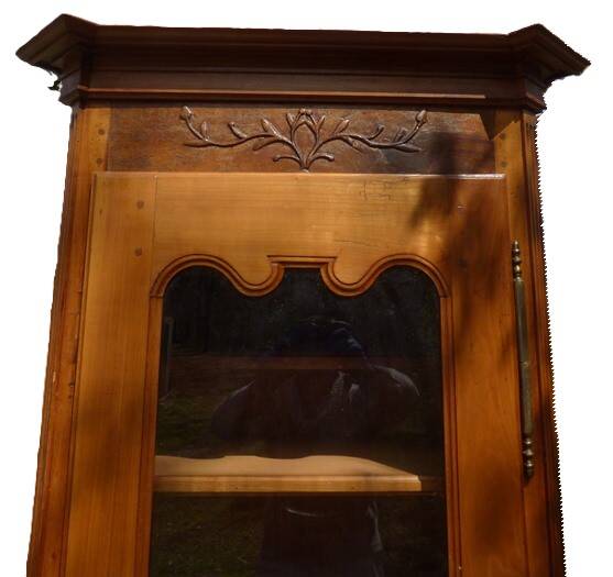Showcase 1 glass door in solid cherry wood with sculpture - Very good condition
