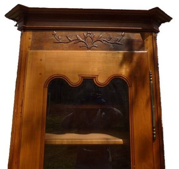 Vitrine 1 porte en merisier massif fronton sculpté