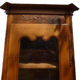 Showcase 1 glass door in solid cherry wood with sculpture - Very good condition
