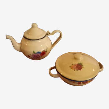 Enamelled teapot and its sugar bowl