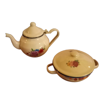 Enamelled teapot and its sugar bowl