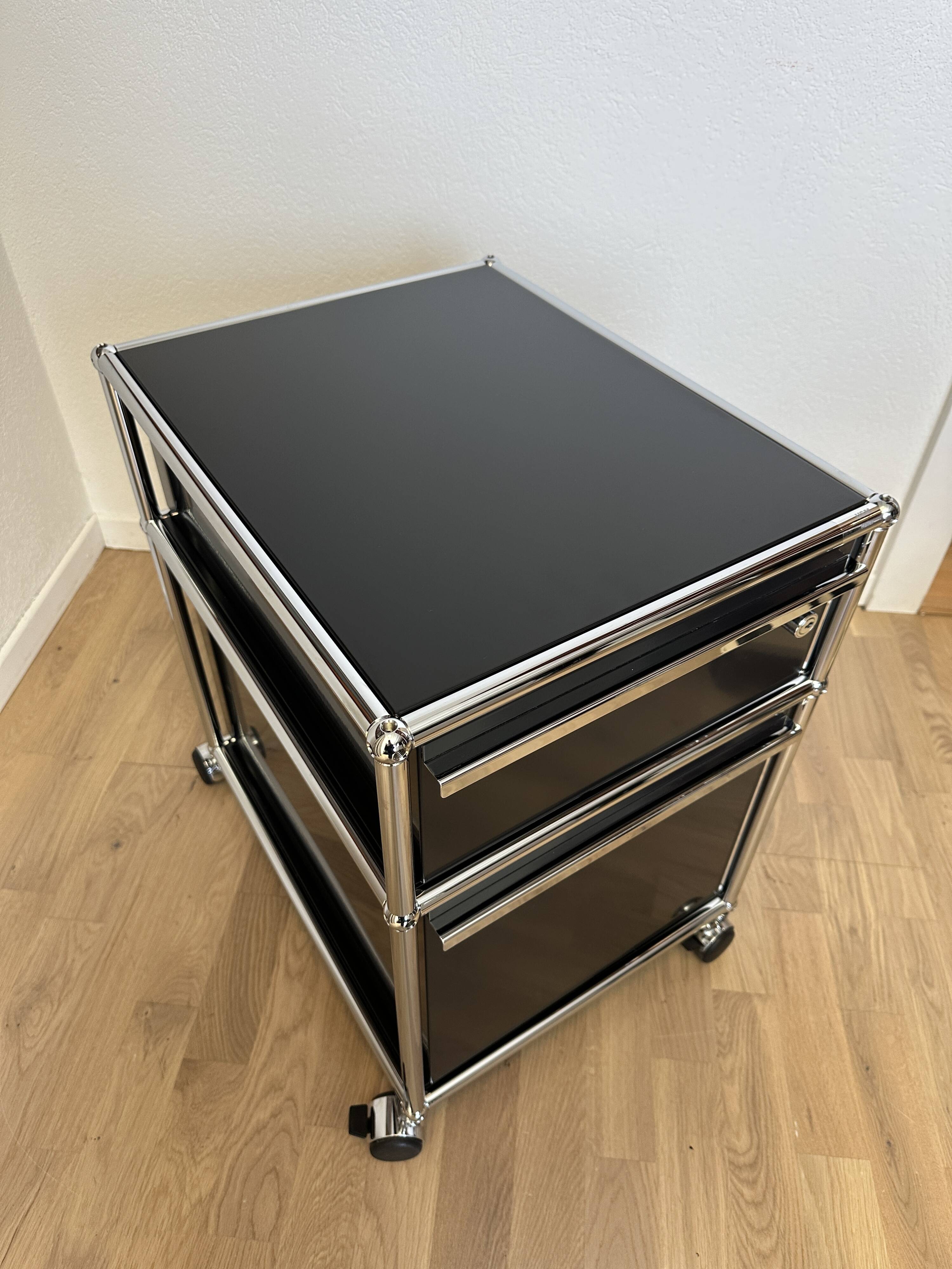 USM Haller wheeled caisson in Graphite Black