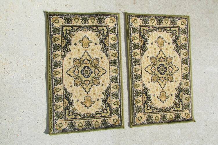2 identical rugs 40 x 70 cm, green and gold