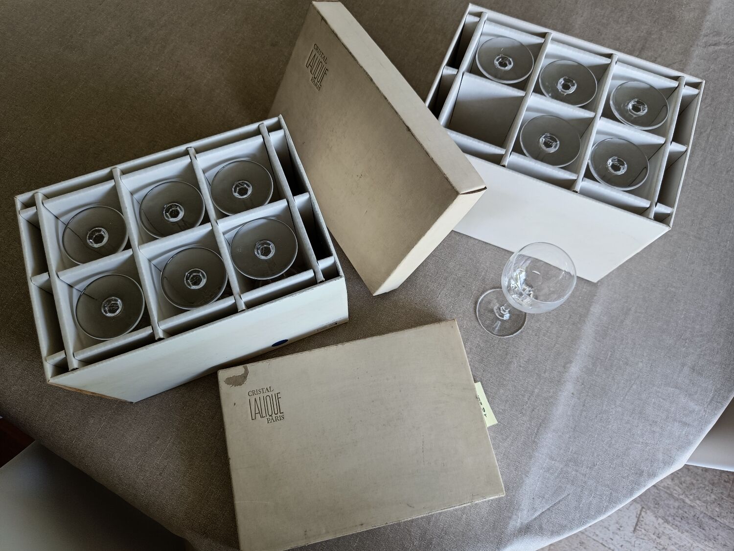 12 verres à vin Lalique modèle Tuileries
