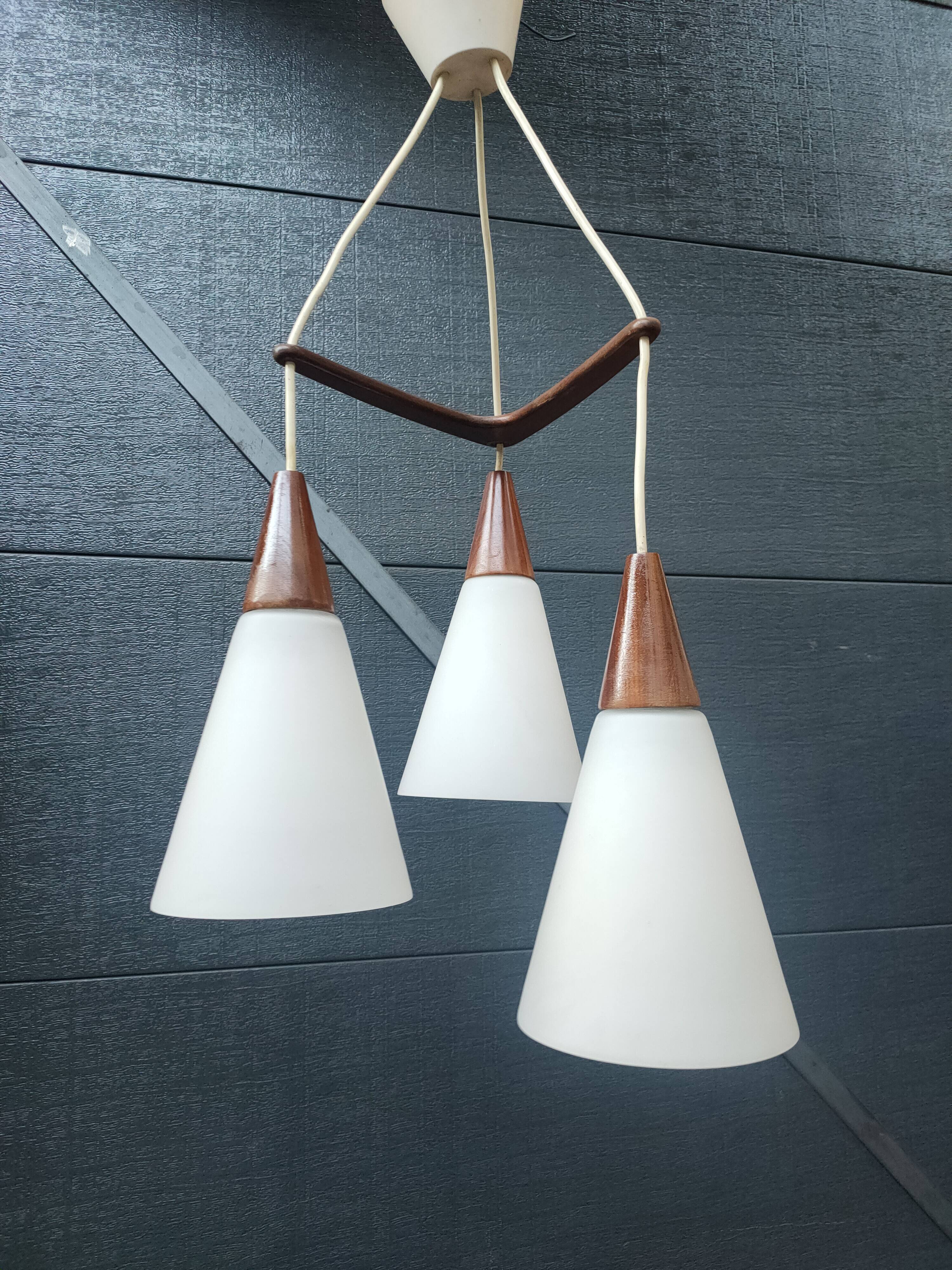 Hanging lamp in teak