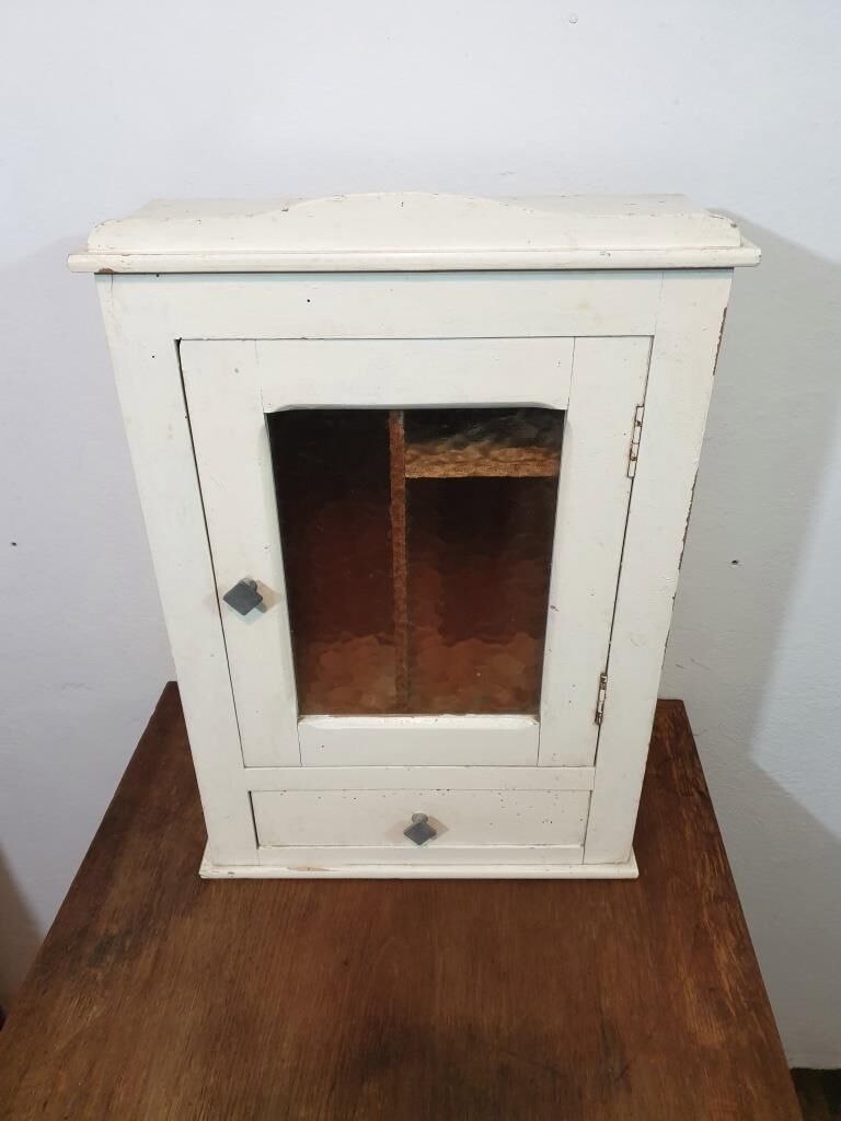 Pharmacy cabinet