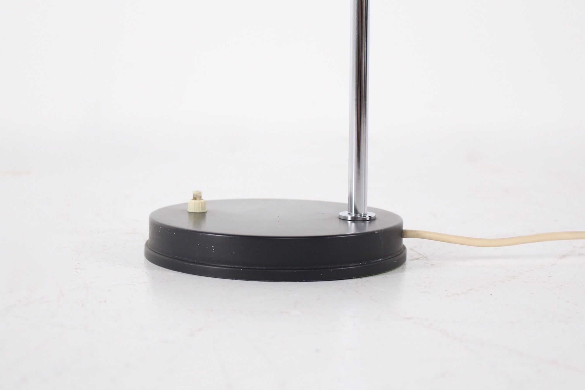 Modernist articulated office lamp