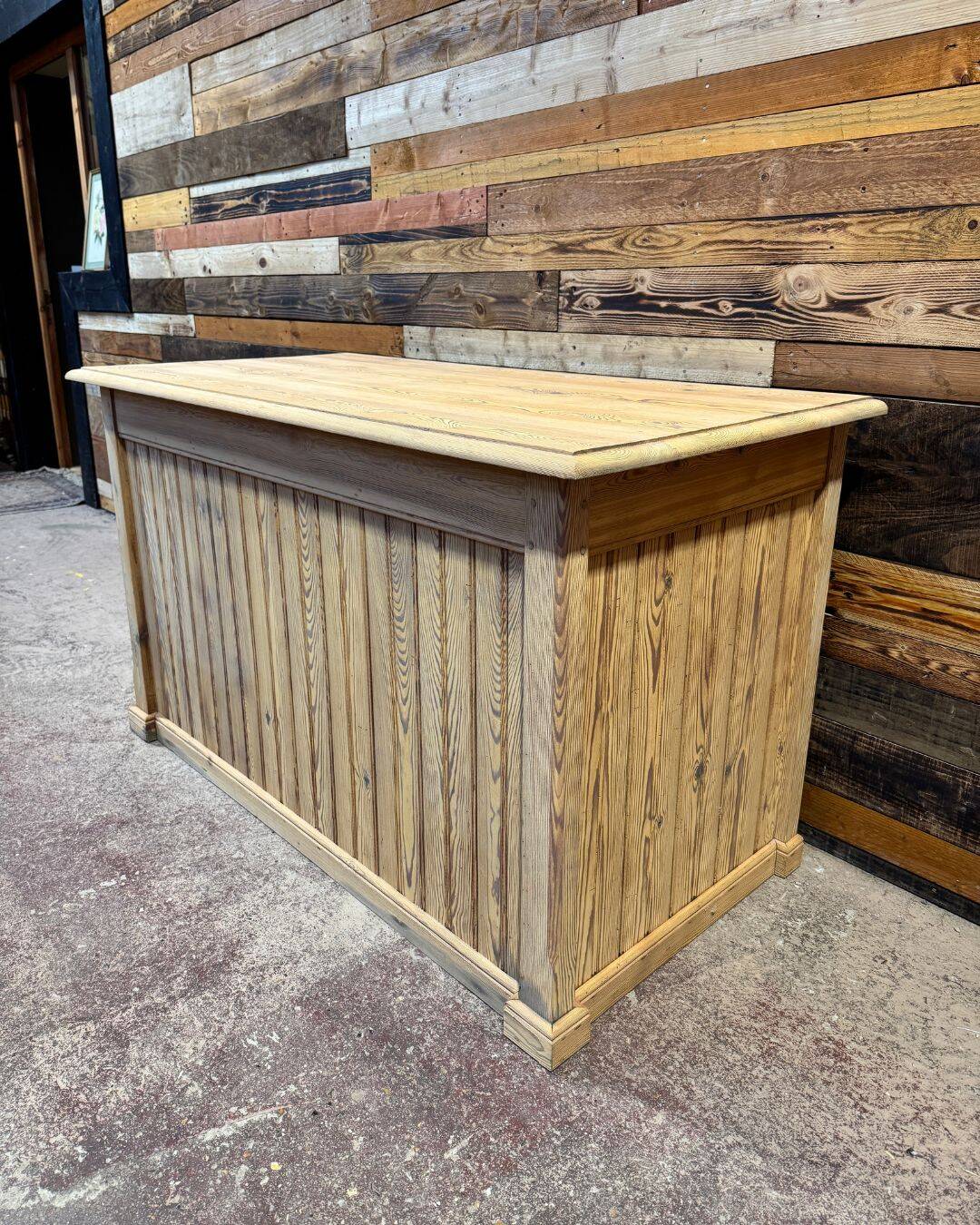Shop counter in sandblasted pitch pine - Circa 1940