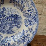 Ancienne assiette creuse motif floral bleu avec scène galante